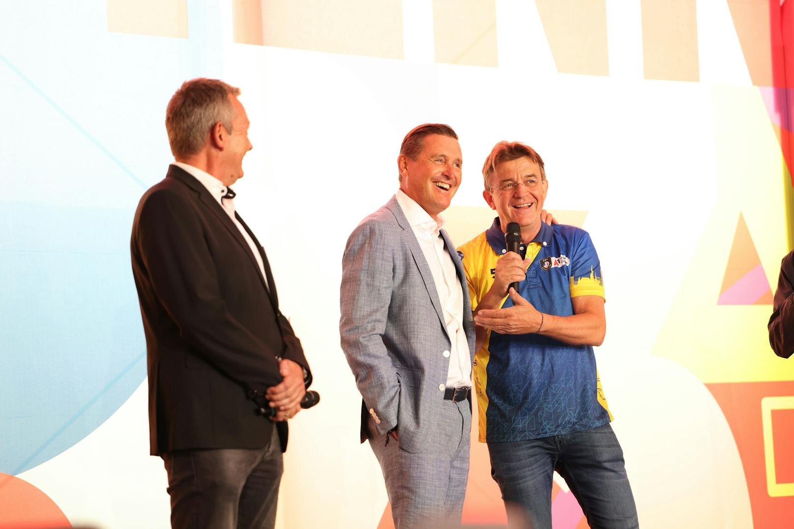 Gute Stimmung auch bei Hannes Jagerhofer, Mister Beachvolleyball (re.)