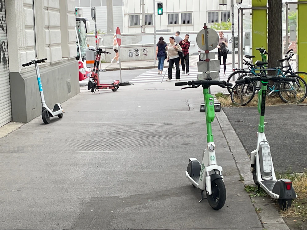 Fünf Leih-Scooter von drei unterschiedlichen Anbietern blockieren den Gehsteig auf der Rankgasse in Wien-Ottakring.