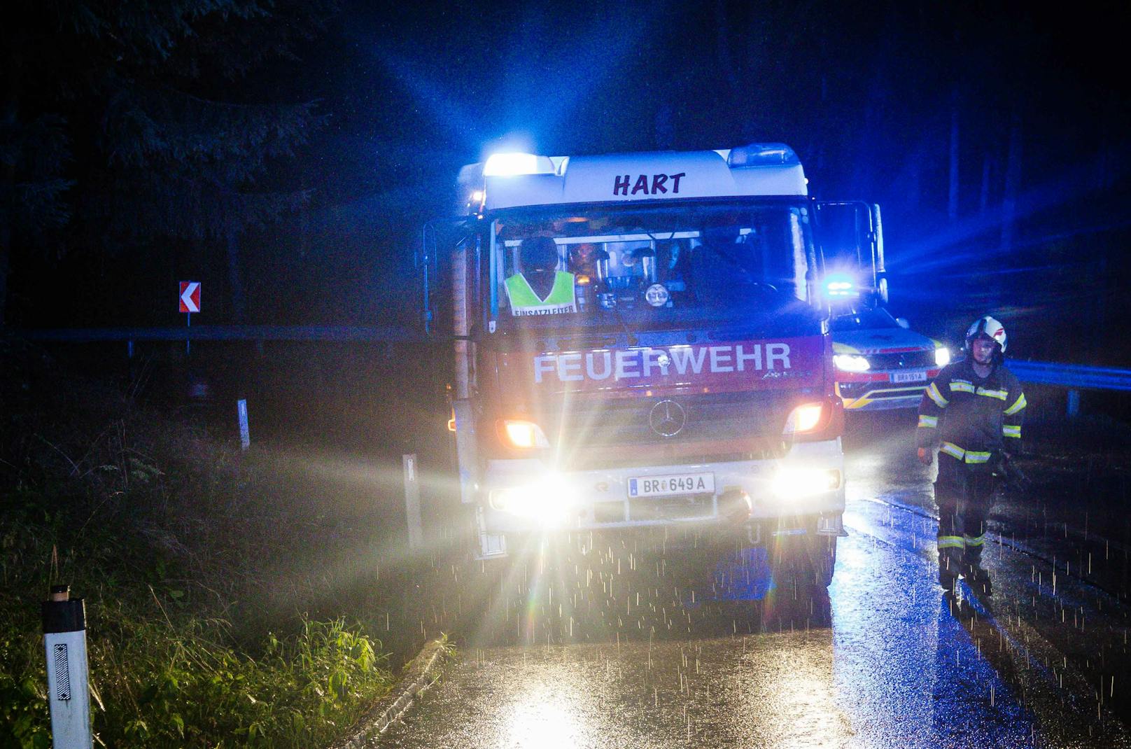 Zu einem Verkehrsunfall mit eingeklemmter Person wurden am Donnerstag gegen 00:10 die Feuerwehren aus Uttendorf, Pischelsdorf und Hart auf die L1040 gerufen.