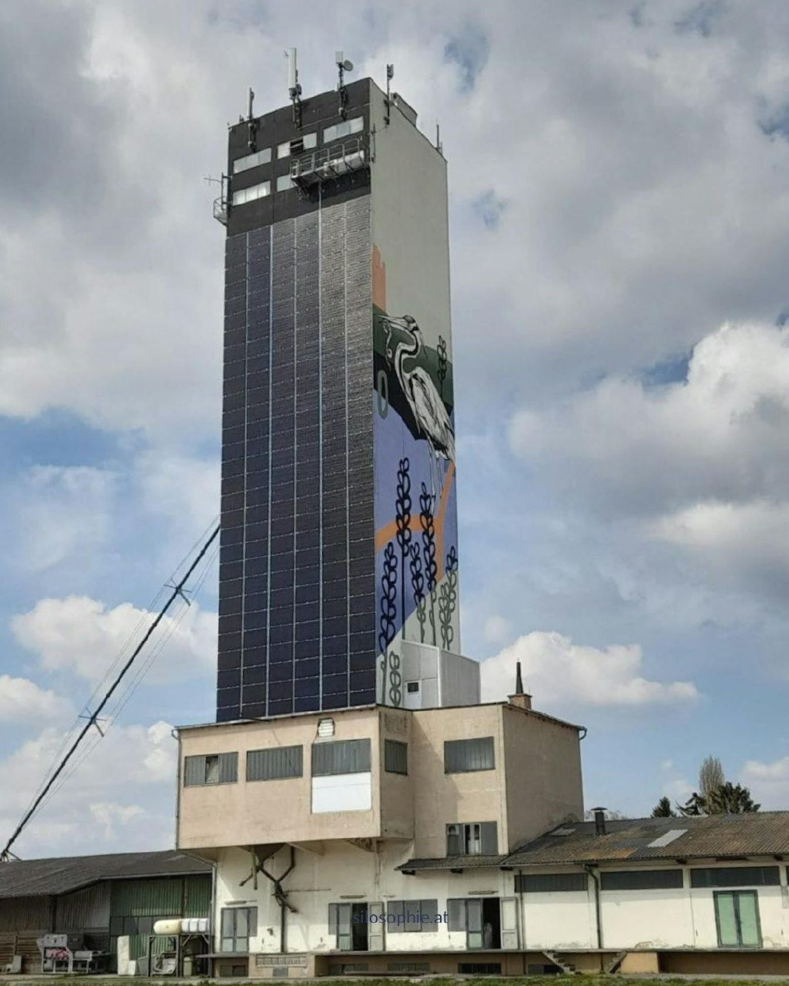 Siloturm mit Photovoltaikmodulen