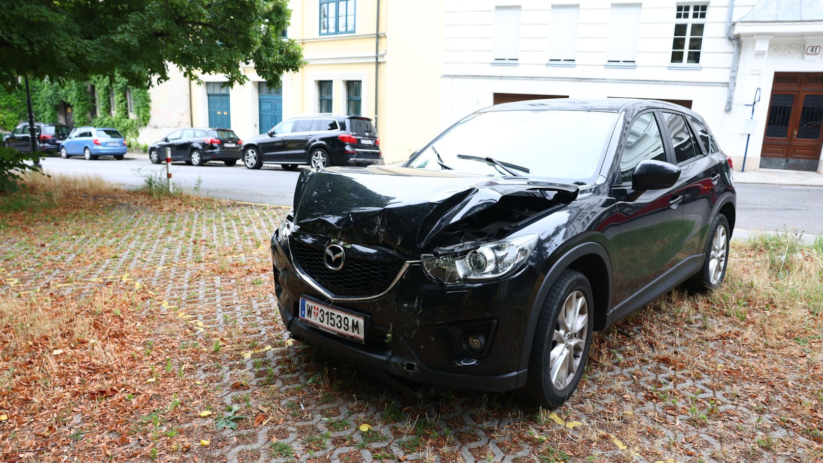 Der Mazda wurde in der Himmelstraße in Wien schwer beschädigt.