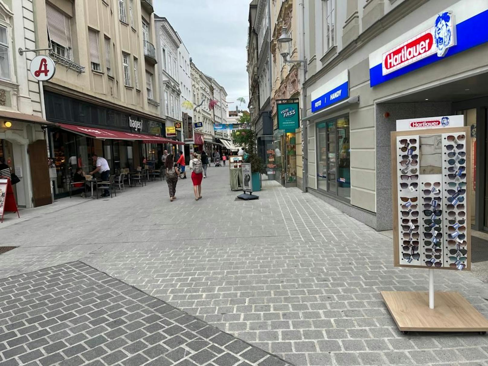 Die Wiener Straße in St. Pölten: Teils Fußgängerzone, teils Straße.