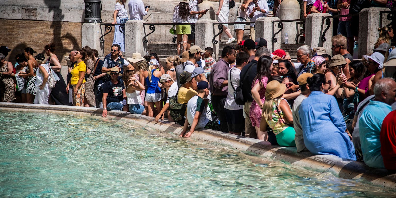 In Rom wird über einen geregelten Zugang zum Trevi-Brunnen nachgedacht, um Menschenmassen vor der beliebten Sehenswürdigkeit zu vermeiden.&nbsp;
