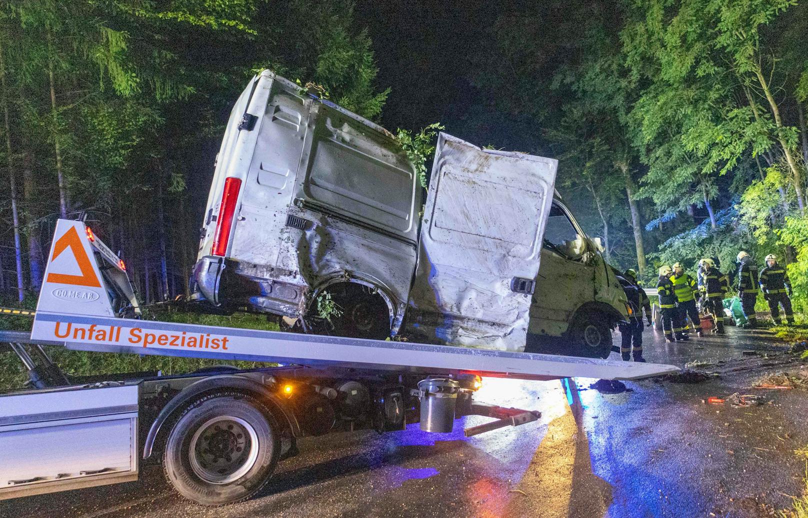 Zu einem Verkehrsunfall mit eingeklemmter Person wurden am Donnerstag gegen 00:10 die Feuerwehren aus Uttendorf, Pischelsdorf und Hart auf die L1040 gerufen.