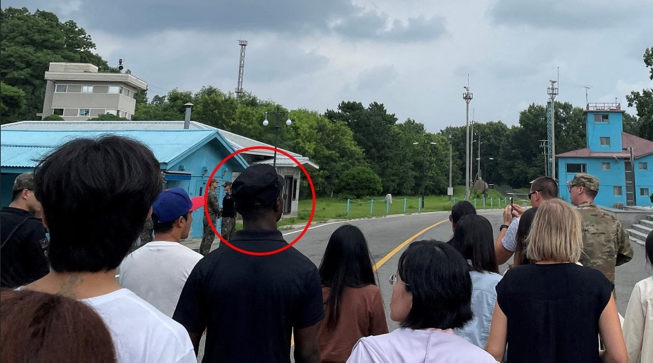 Hier weilt Travis King mit schwarzem Shirt und schwarzer Cap noch unter den anderen Touristen. Wenig später rannte er über die Grenze nach Nordkorea.