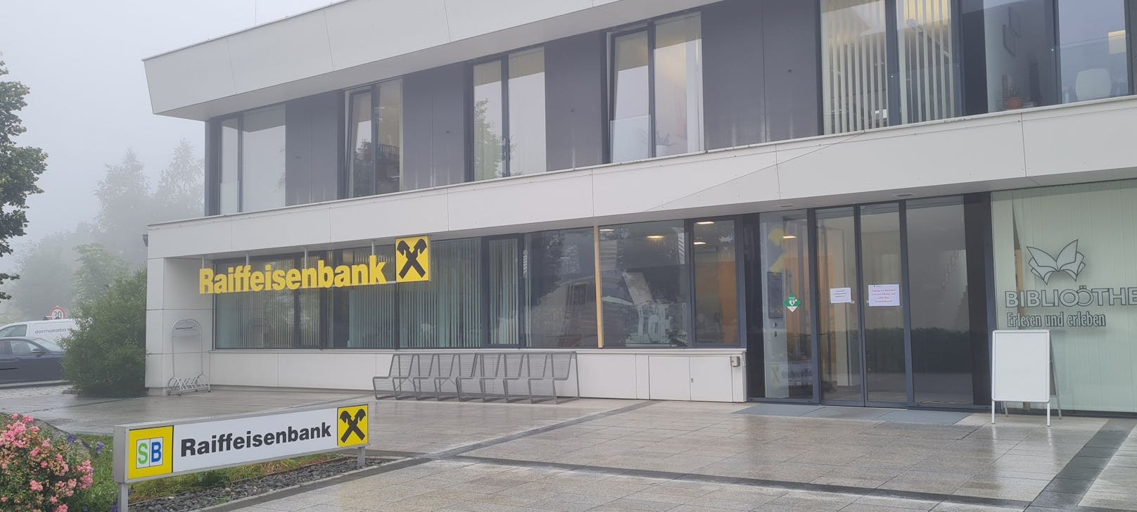 In dieser Bank-Filiale in St. Stefan am Walde (Bez. Rohrbach) wurde ein Bankomat gesprengt.&nbsp;