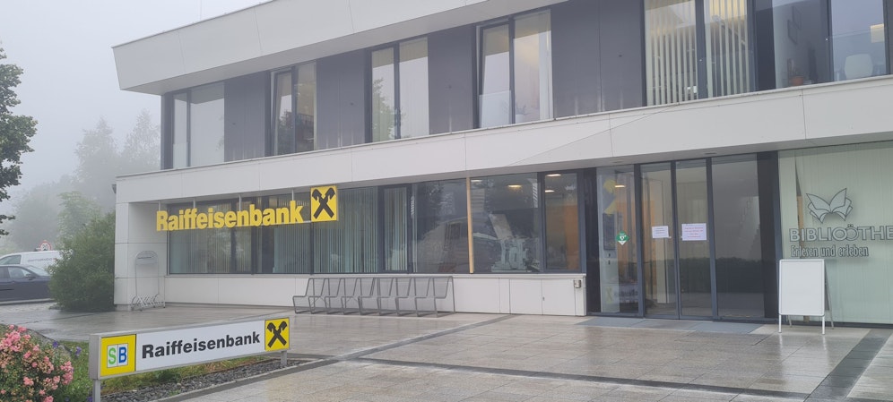 In dieser Bank-Filiale in St. Stefan am Walde (Bez. Rohrbach) wurde ein Bankomat gesprengt. 