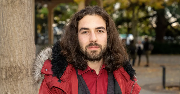 Rimoldi erklärt, dass er gar nicht gewusst habe, dass Hitler in Braunau geboren sei. Er spricht von 