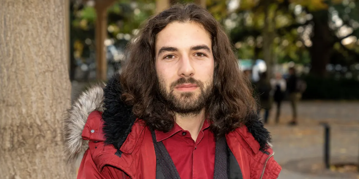 Rimoldi erklärt, dass er gar nicht gewusst habe, dass Hitler in Braunau geboren sei. Er spricht von "linker Wahlpropaganda gegen Verfassungspatrioten". 