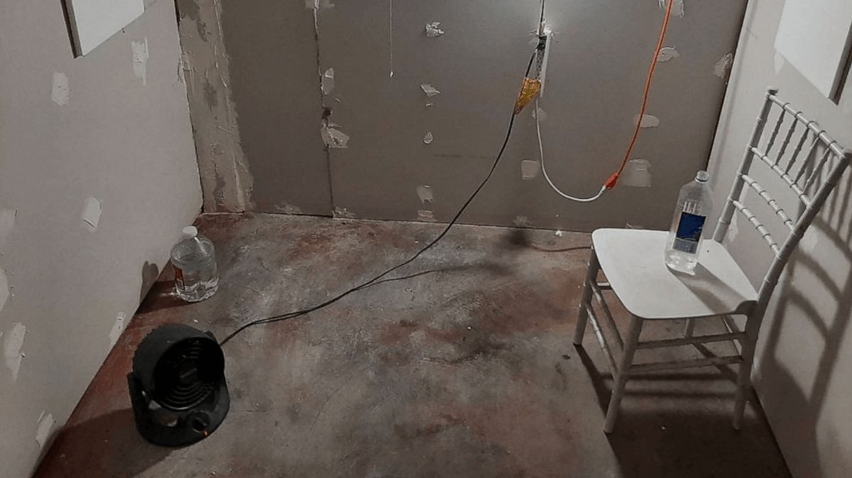 Der Entführer sperrt die Frau in seiner Garage in eine selbstgebaute Zelle aus Betonblöcken.