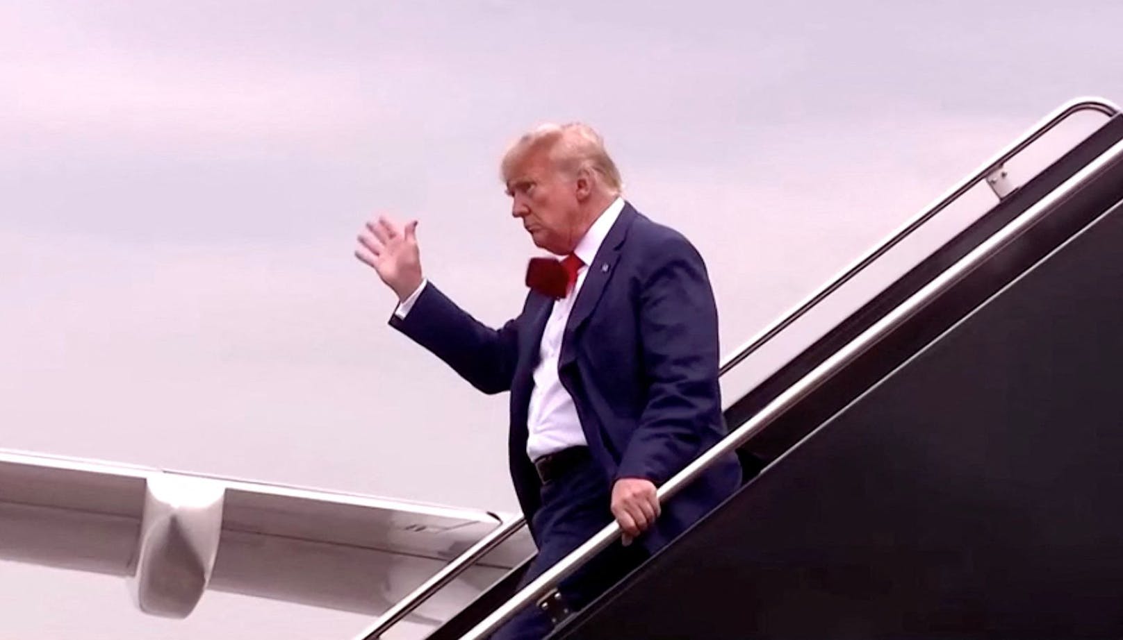 Ex-US-Präsident Donald Trump bei der Ankunft in seinem Privatjet zum Gerichtstermin.