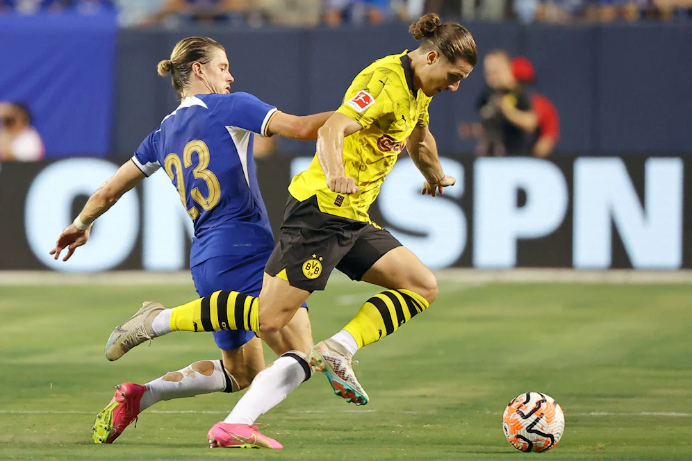 Marcel Sabitzer im Zweikampf mit Chelseas Conor Gallagher.