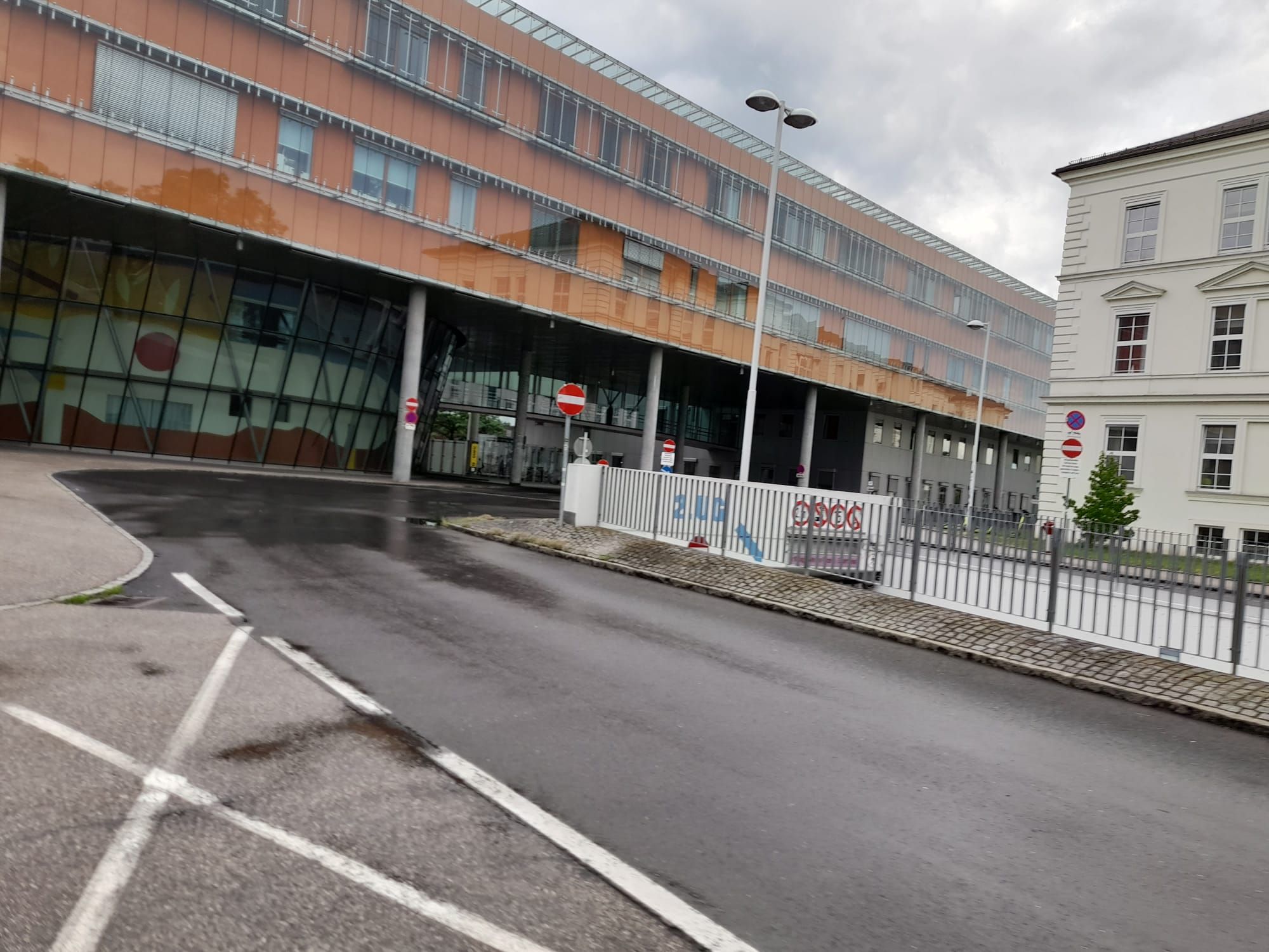 Hier im Kepler-Klinikum in Linz wird die Hundehalterin behandelt. Sie wurde von den Behörden am Dienstag zu den Ereignissen befragt. Die Polizei hält sich zu ihren Aussagen noch bedeckt.