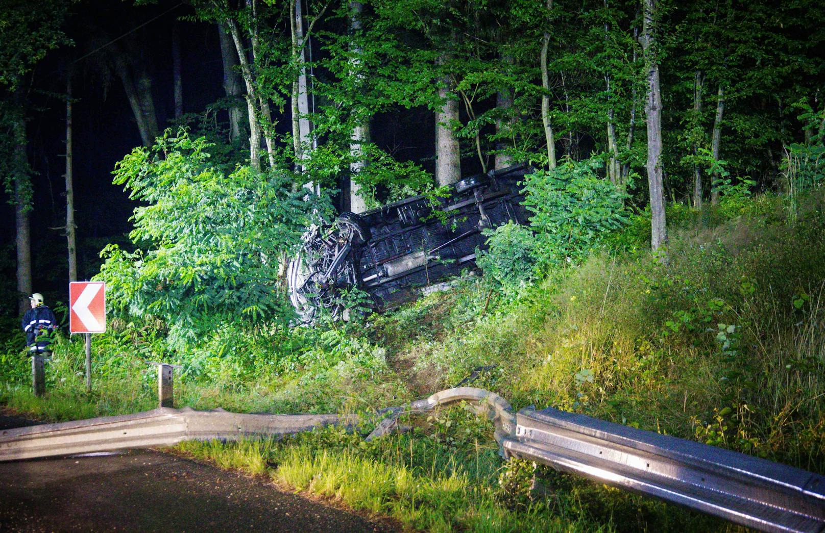 Zu einem Verkehrsunfall mit eingeklemmter Person wurden am Donnerstag gegen 00:10 die Feuerwehren aus Uttendorf, Pischelsdorf und Hart auf die L1040 gerufen.