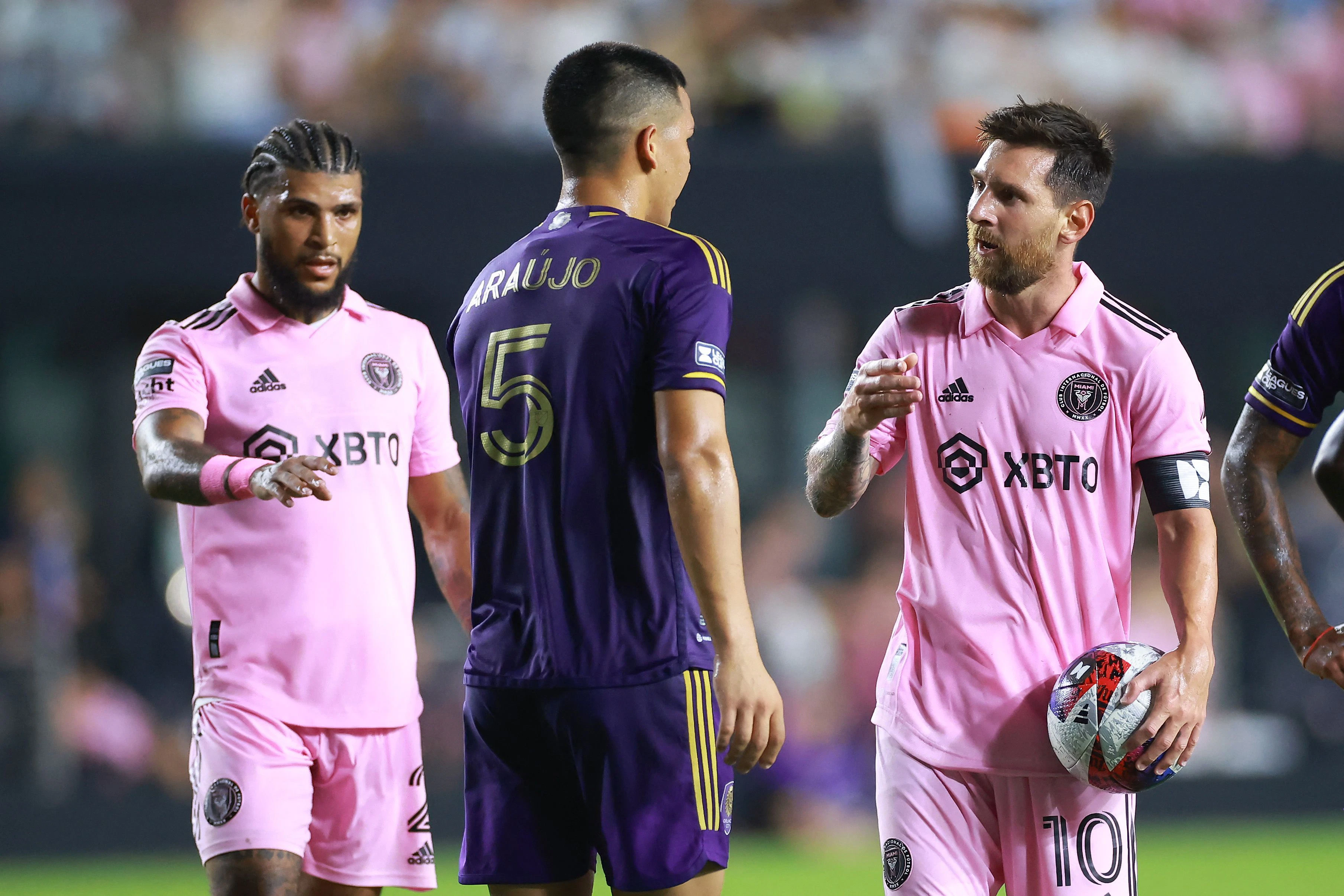 Lionel Messi geigt seinem Gegenspieler die Meinung. 