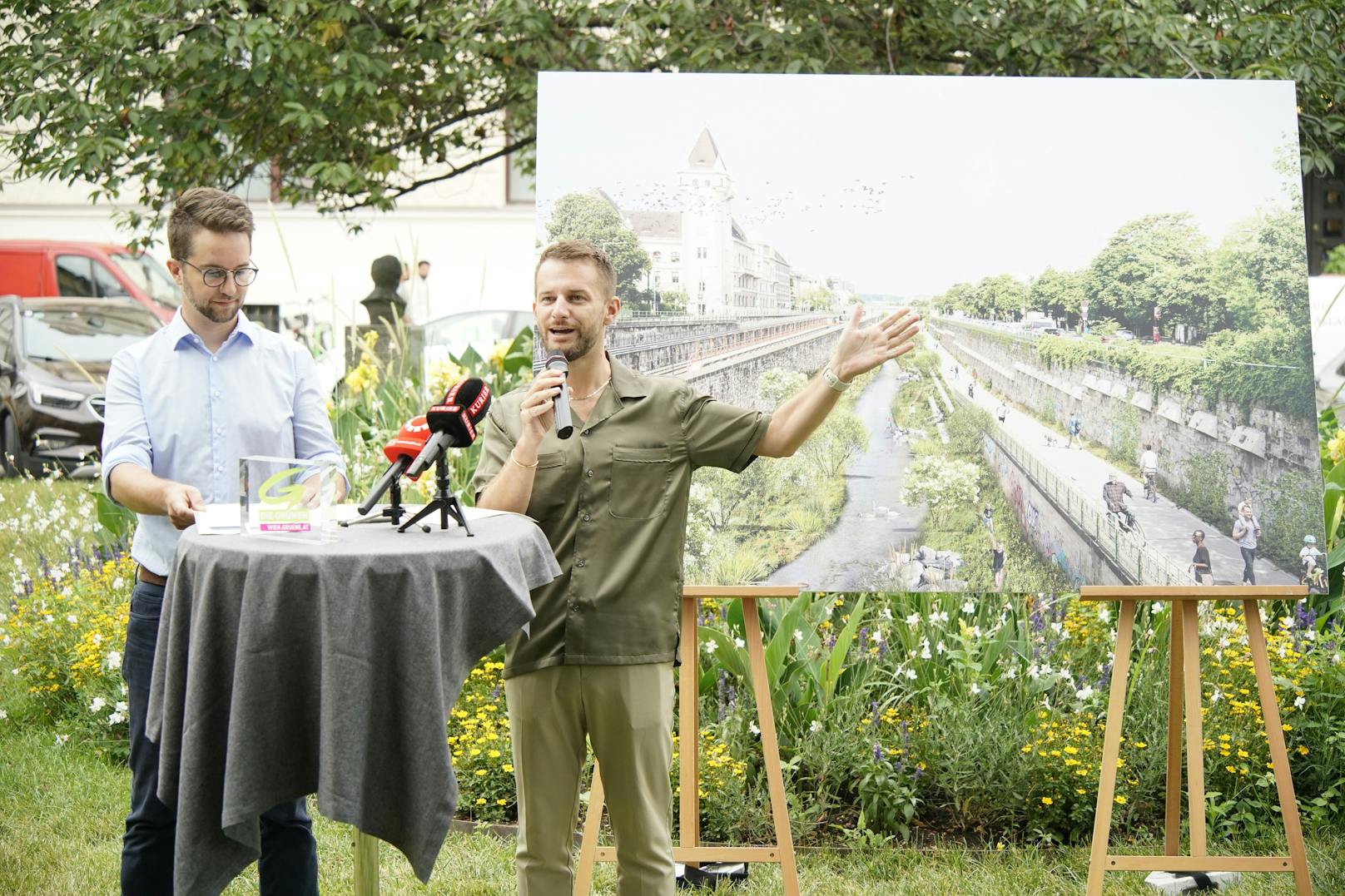 Grünen Wien Parteivorsitzender Peter Kraus (re.) und Planungssprecher Kilian Stark präsentieren ihre Pläne für die Umgestaltung des Wienfluss.