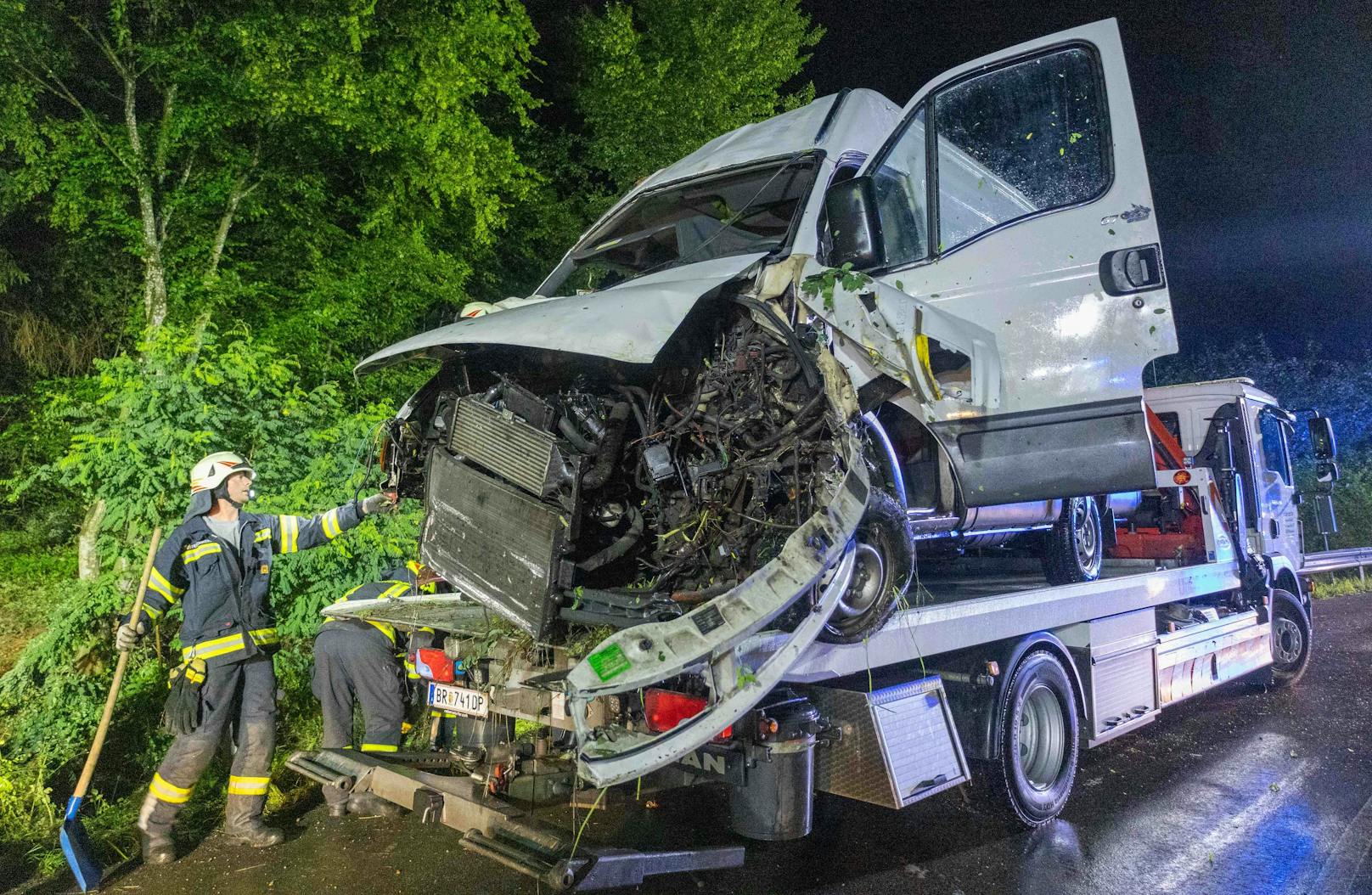 Zu einem Verkehrsunfall mit eingeklemmter Person wurden am Donnerstag gegen 00:10 die Feuerwehren aus Uttendorf, Pischelsdorf und Hart auf die L1040 gerufen.