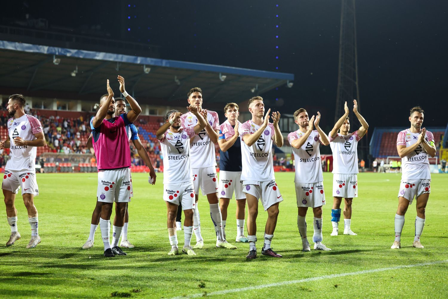 Die Austria bejubelt den Aufstieg in der Conference-League-Qualifikation gegen Borac Banja Luka. 