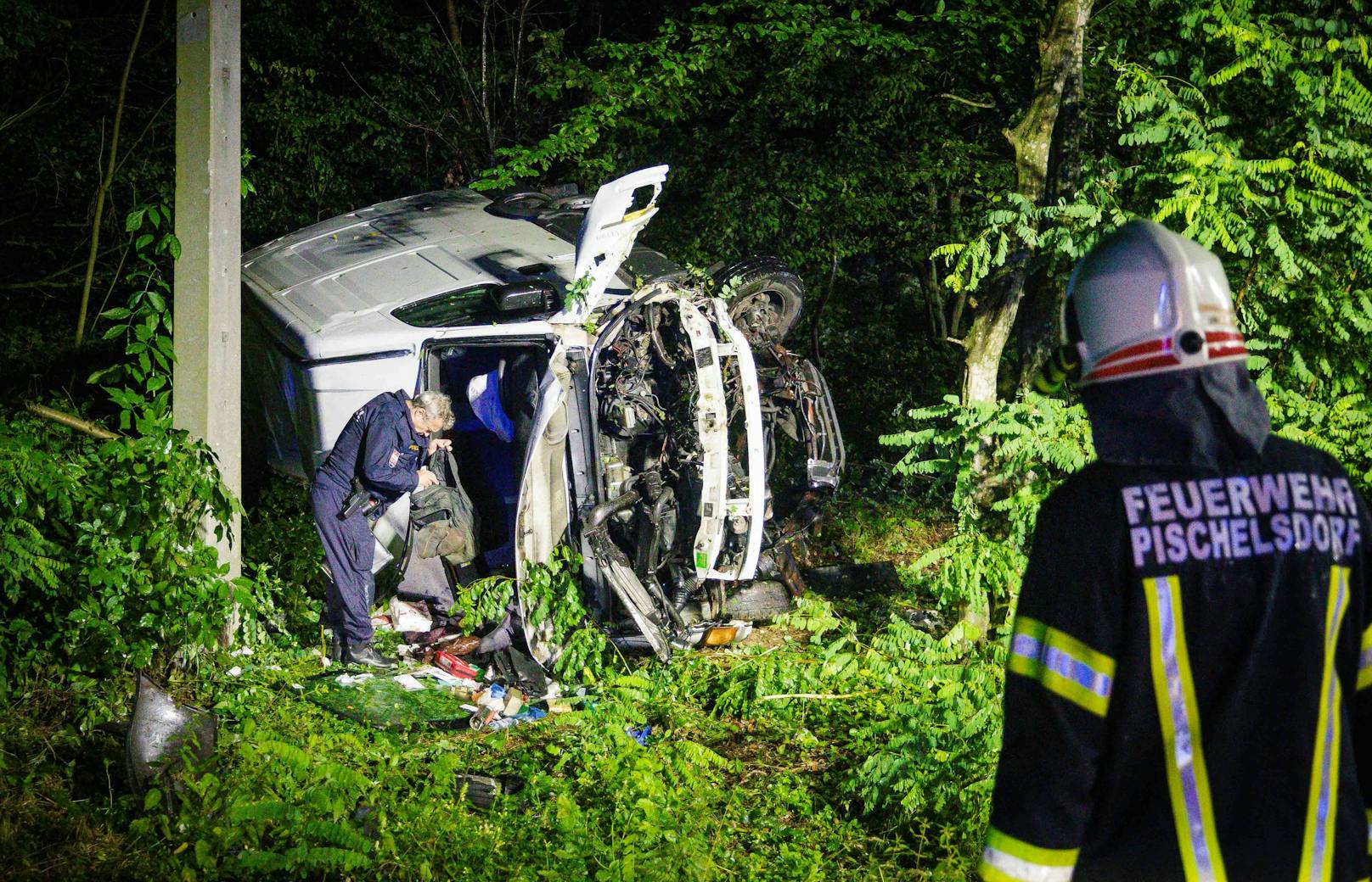 Zu einem Verkehrsunfall mit eingeklemmter Person wurden am Donnerstag gegen 00:10 die Feuerwehren aus Uttendorf, Pischelsdorf und Hart auf die L1040 gerufen.