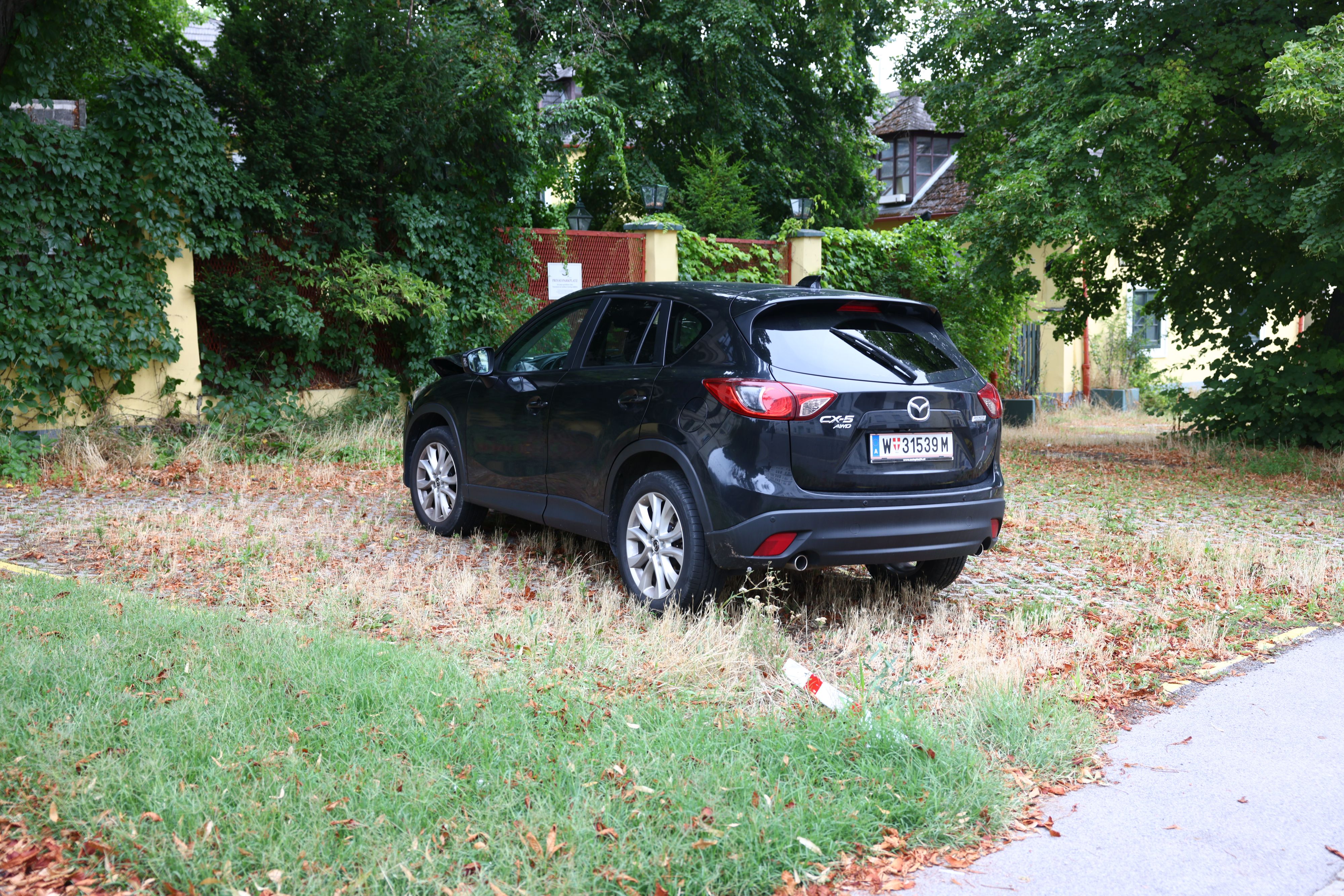 Der beschädigte Mazda steht noch immer am Unfallort in Wien-Döbling. 