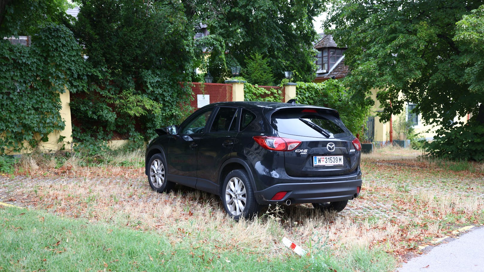 Der beschädigte Mazda steht noch immer am Unfallort in Wien-Döbling. 