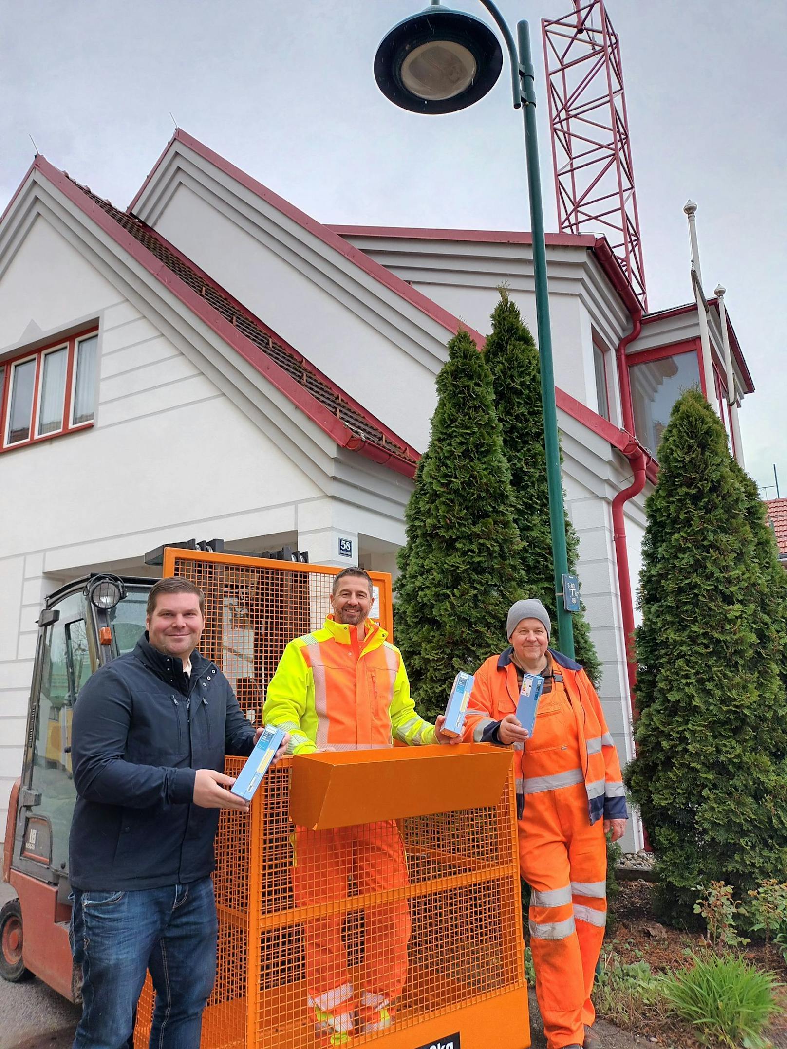 Anbringen der LED-Beleuchtung in der Gemeinde Pöttelsdorf