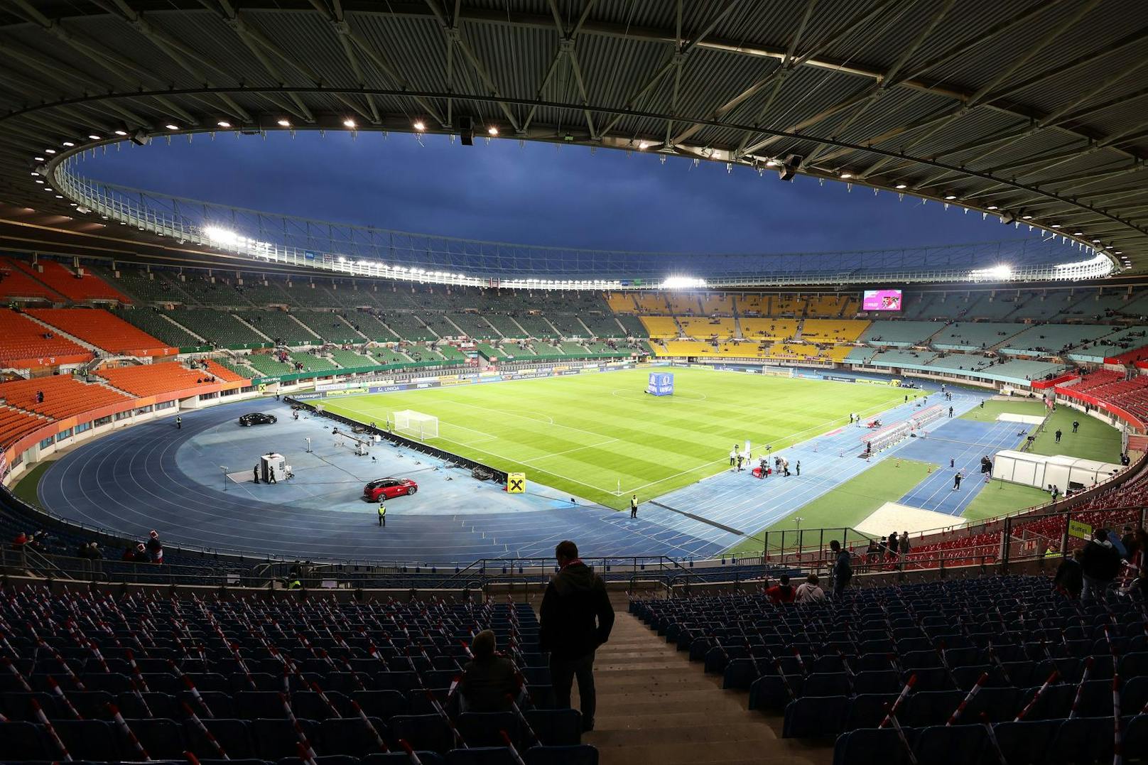 Die Stadt Wien schlug Zusatztribünen vor, doch die werden von der UEFA nicht zugelassen. 