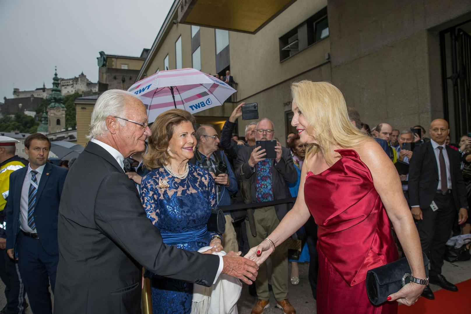 Premiere der Oper Orfeo et Euridice: König Carl Gustav und Königin Silvia von Schweden mit Festspielpräsidentin Kristina Hammer.