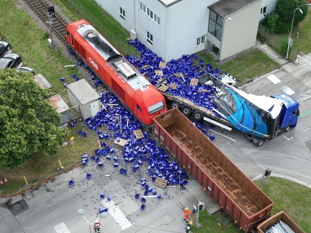 Der Zug konnte nicht mehr anhalten und donnerte gegen den Lkw-Anhänger.