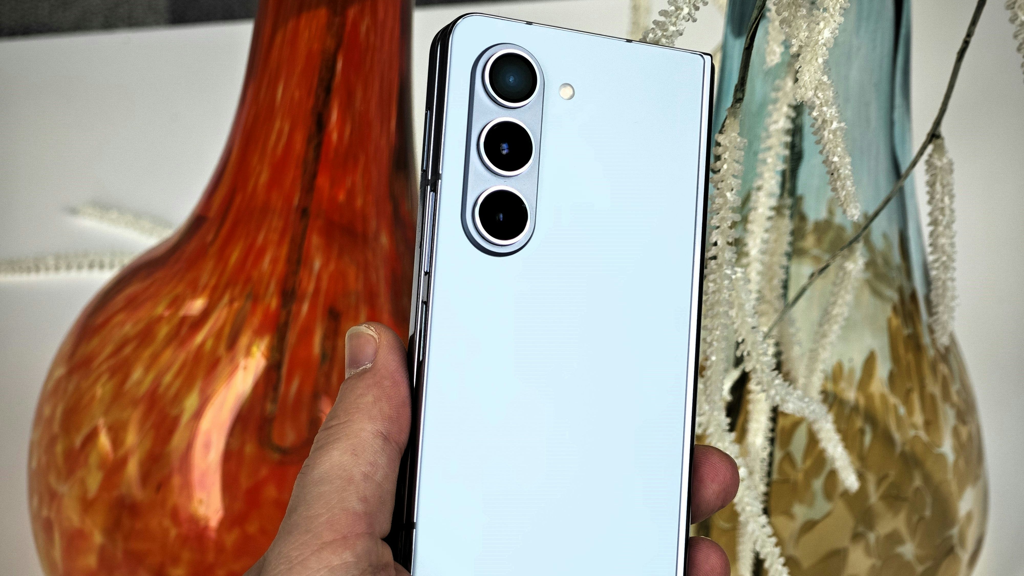 Samsung Galaxy Z Fold5 im Test – dank S Pen Case Backcover (nicht im Bild) ist das Gehäuse frei von Kratzern.