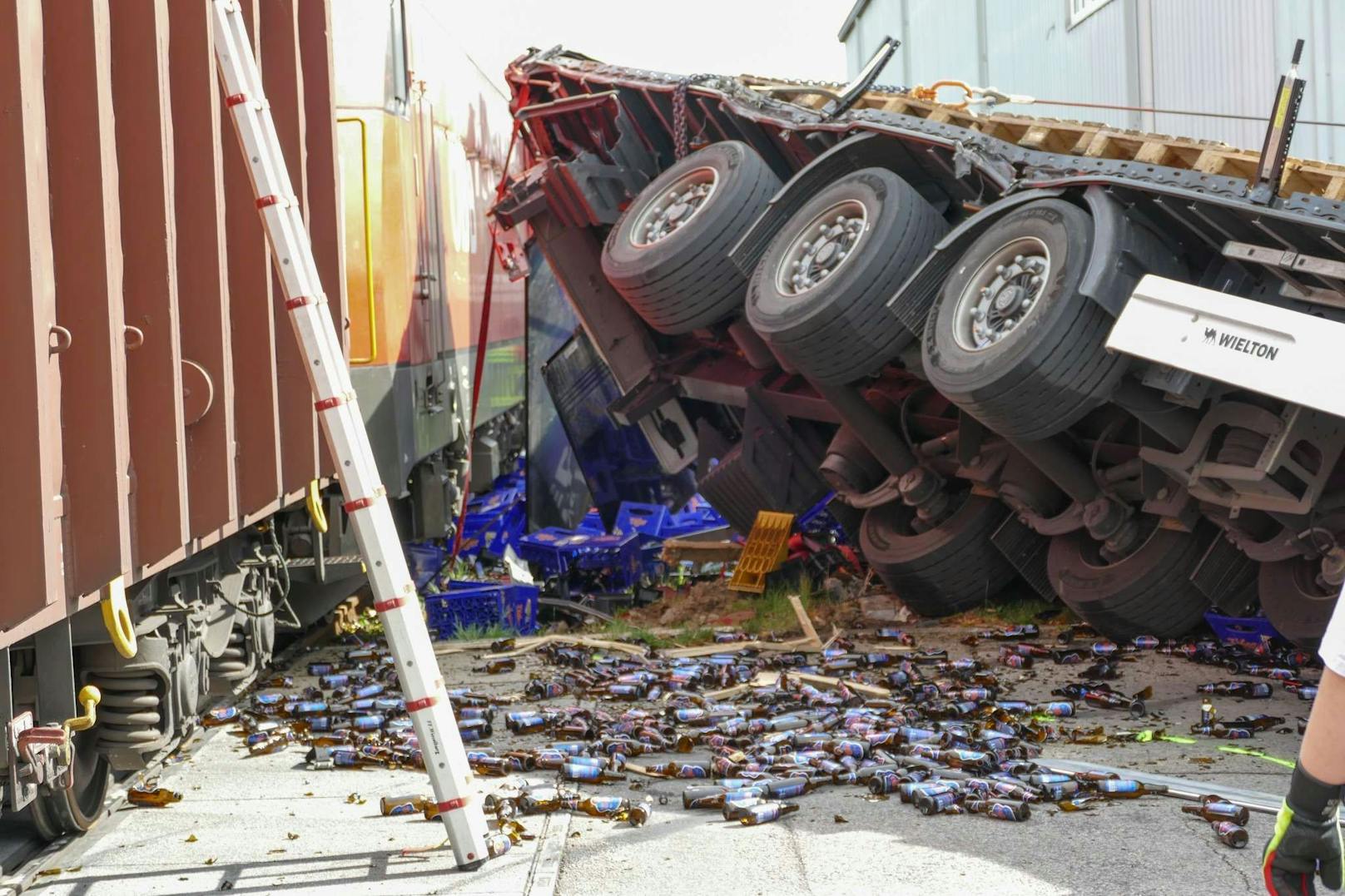 Der herannahende Güterzug konnte nicht mehr anhalten und kollidierte mit dem Lkw.