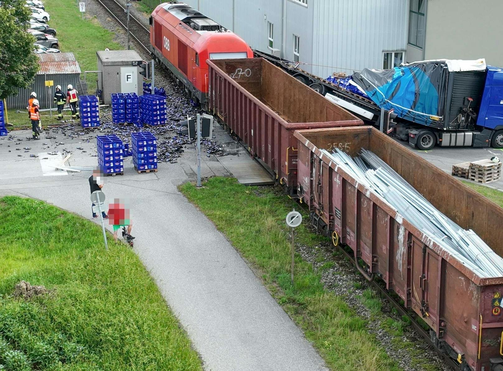 Der Lkw-Lenker überquerte den Bahnübergang trotz rotem Warnlicht.