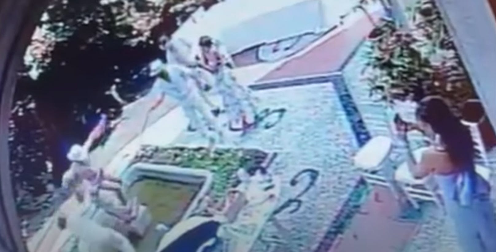 Aufnahmen der Videoüberwachungsanlage der Villa zeigen, wie sich der Influencer von vier Freunden mit Smartphones filmen lässt, während er die Statue einer weiblichen Figur umarmt.