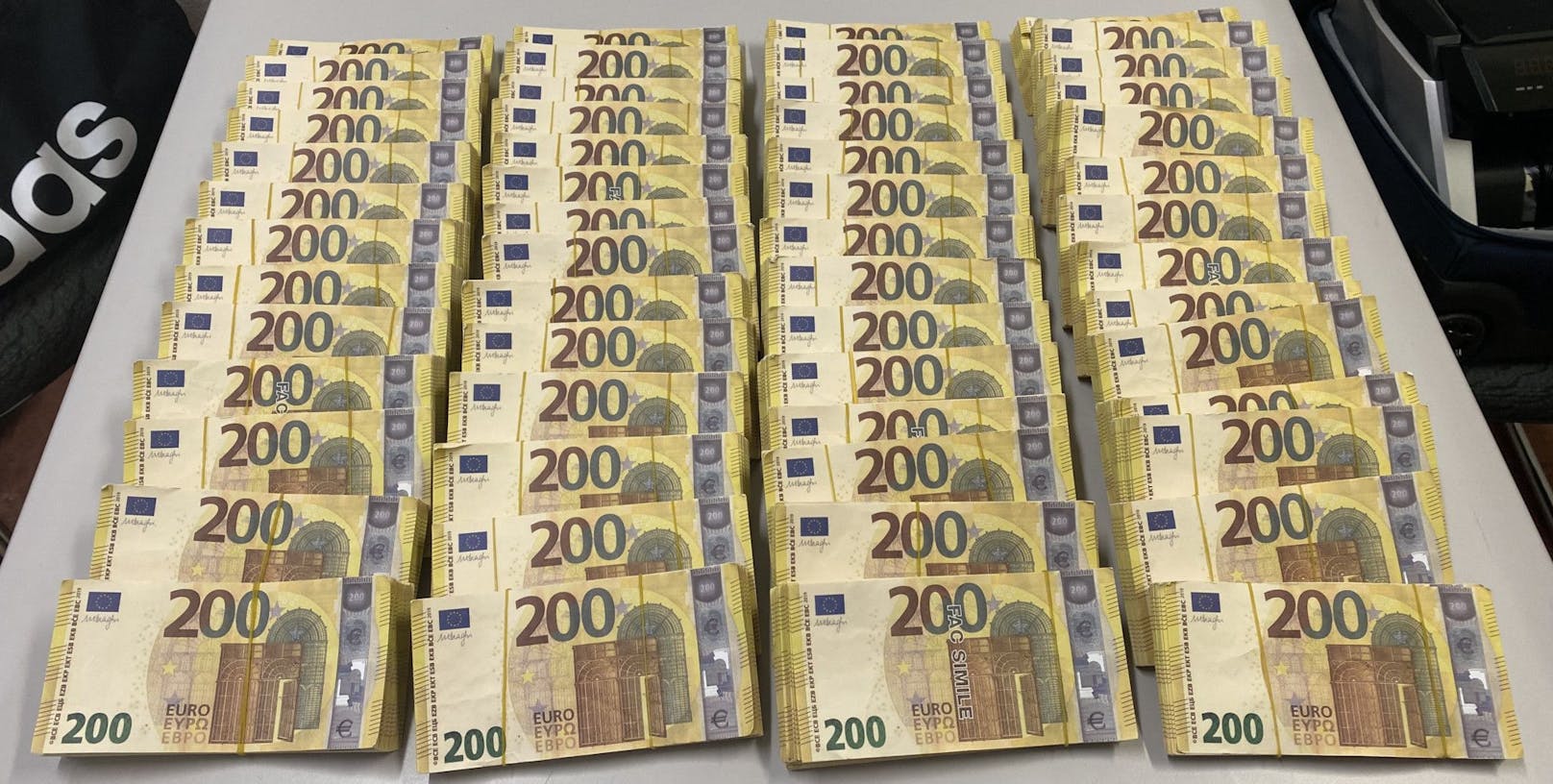 Die Beamten konnten Falschgeld in Höhe von 770.000 Euro sicherstellen. 