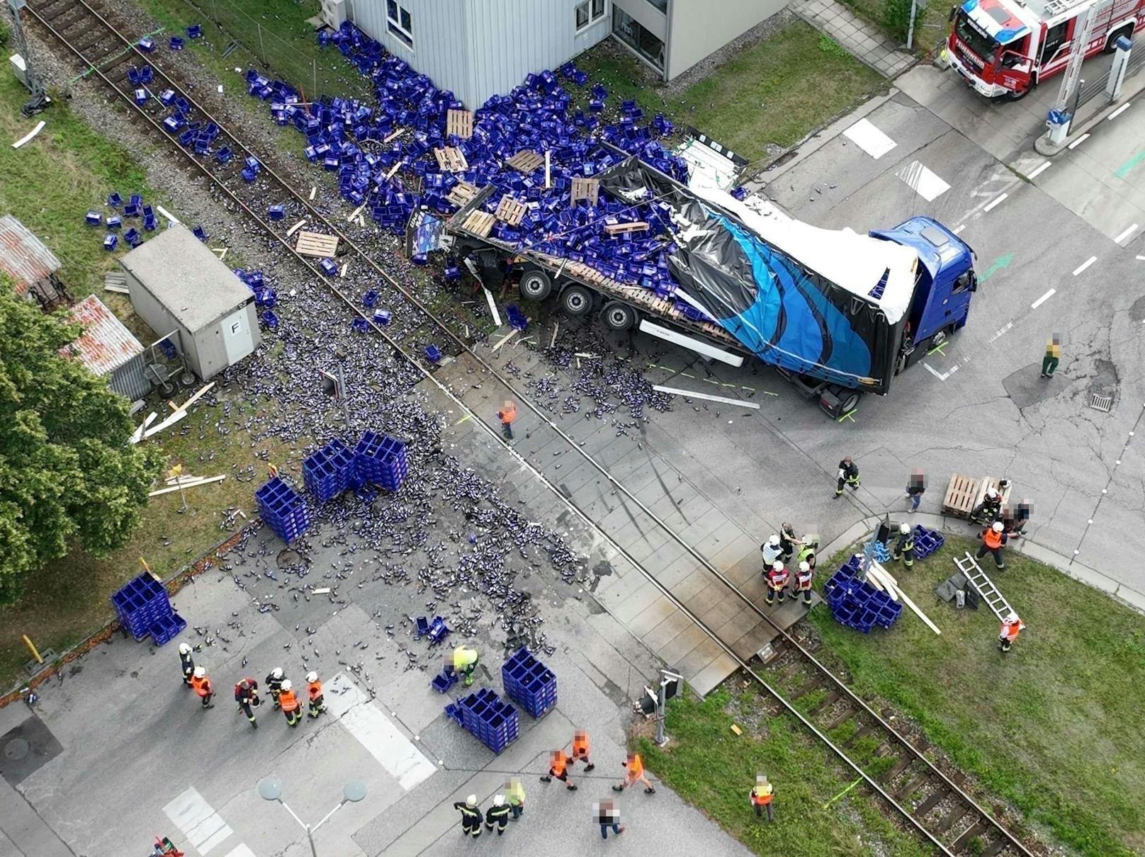 Zahlreiche Bierkisten mussten eingesammelt werden.