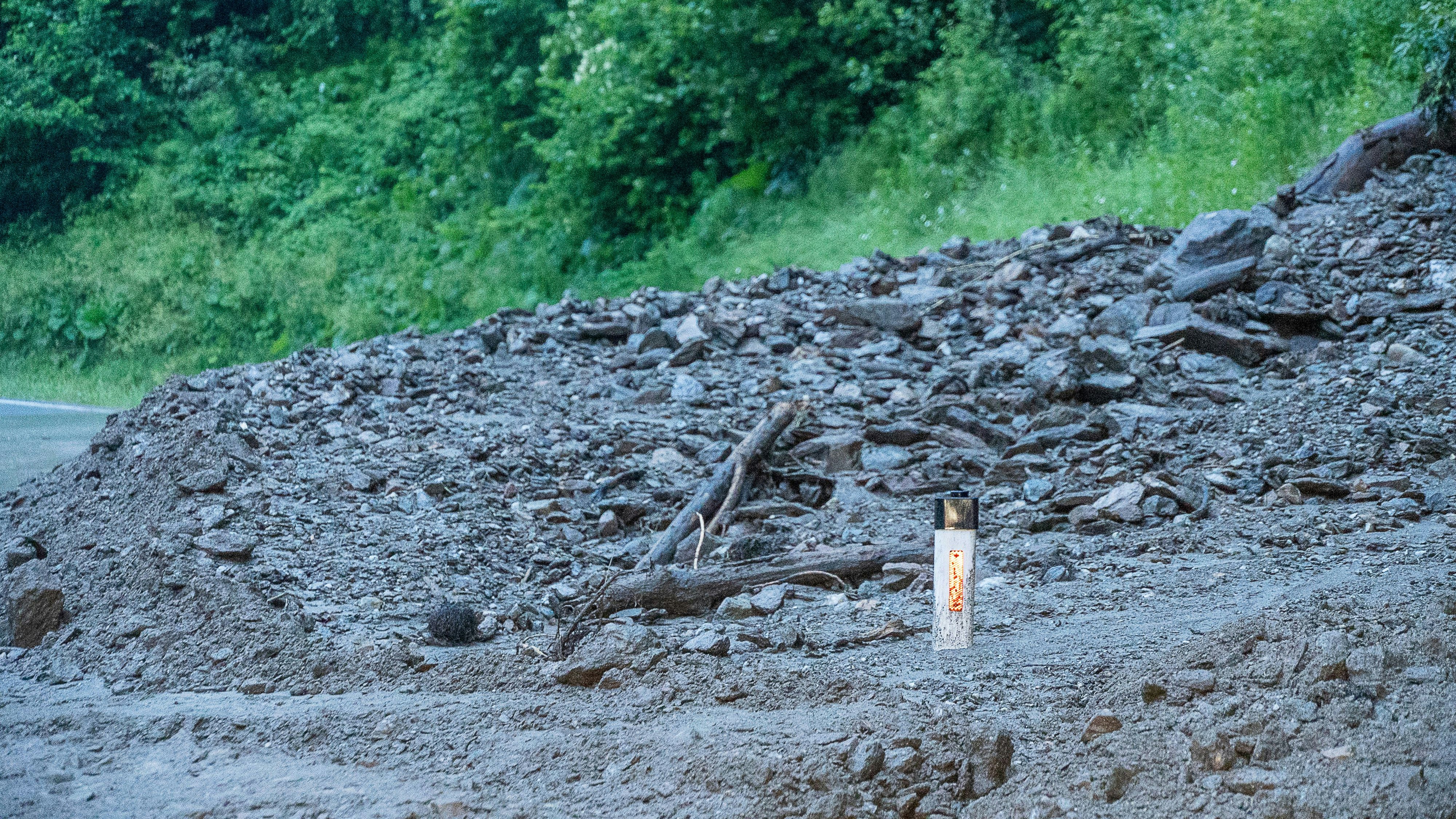 Die Waidischer Straße wurde von der Straßenmeisterei Rosental in beiden Fahrtrichtungen gesperrt.