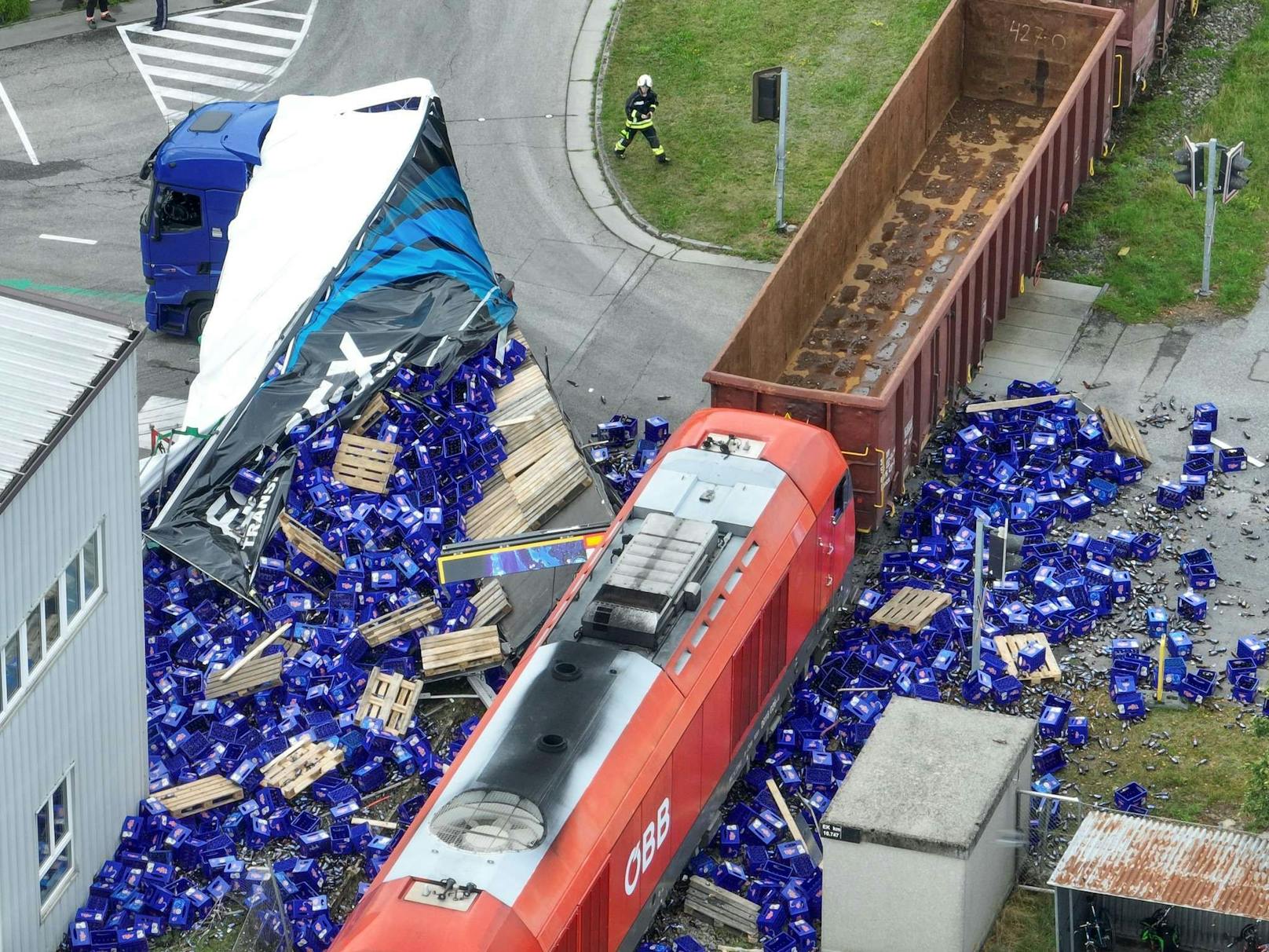 Der Zug donnerte in den Sattelanhänger.