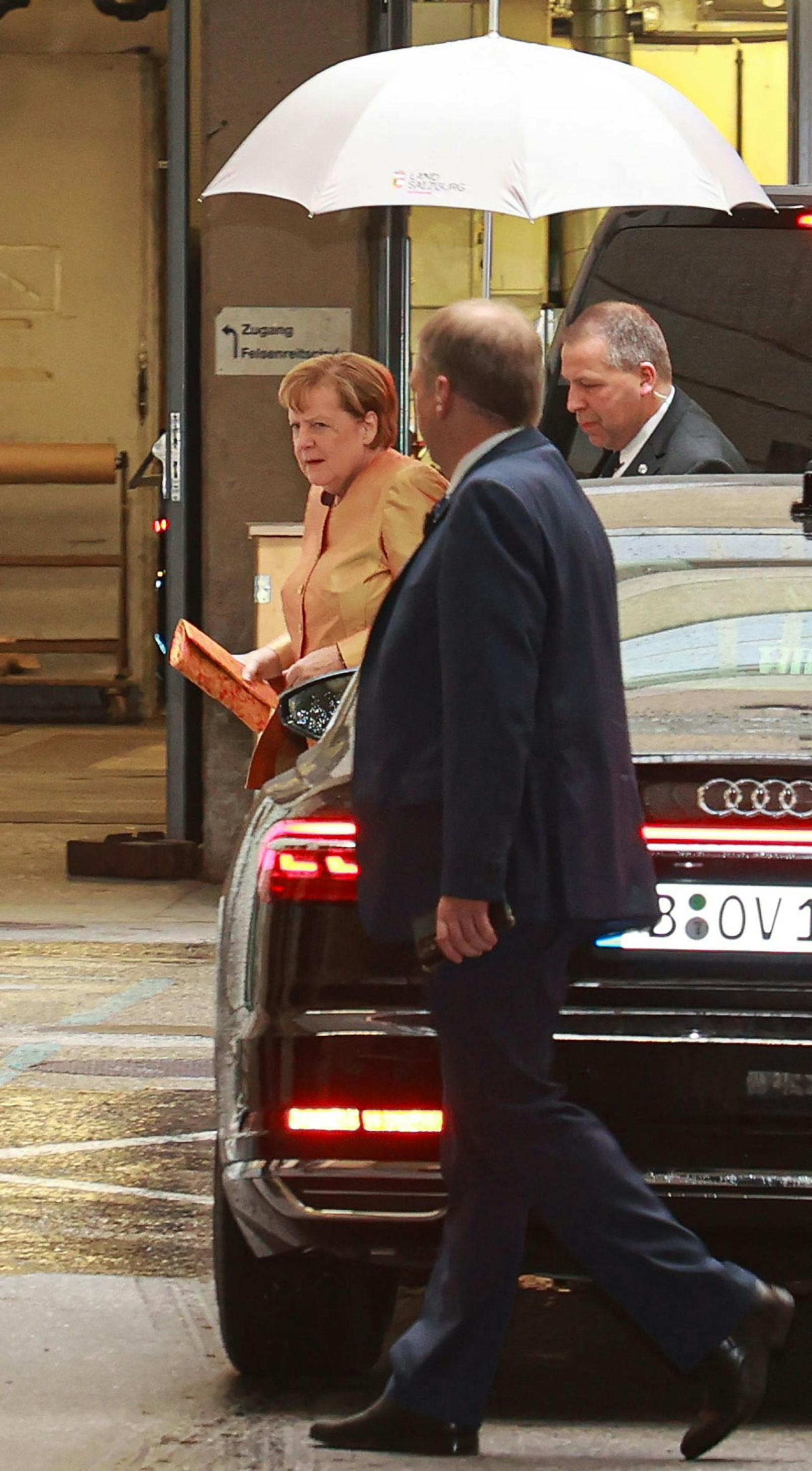 Verschwand fast ungesehen zur Premiere bei den Salzburger Festspielen: Ex-Kanzlerin Angela Merkel.