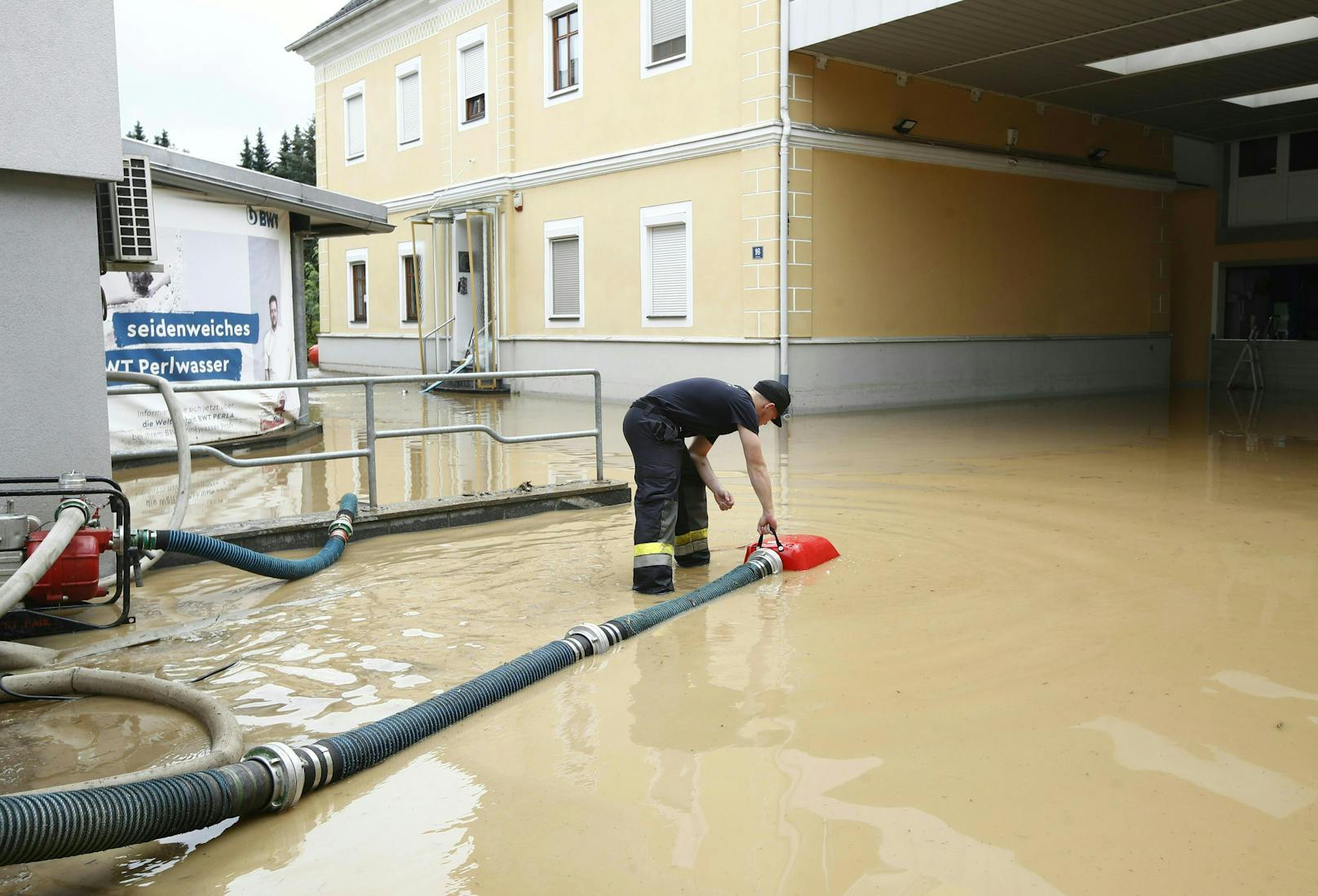 Unzählige Keller wurden durch Murenabgänge und die starken Regenfälle überflutet.