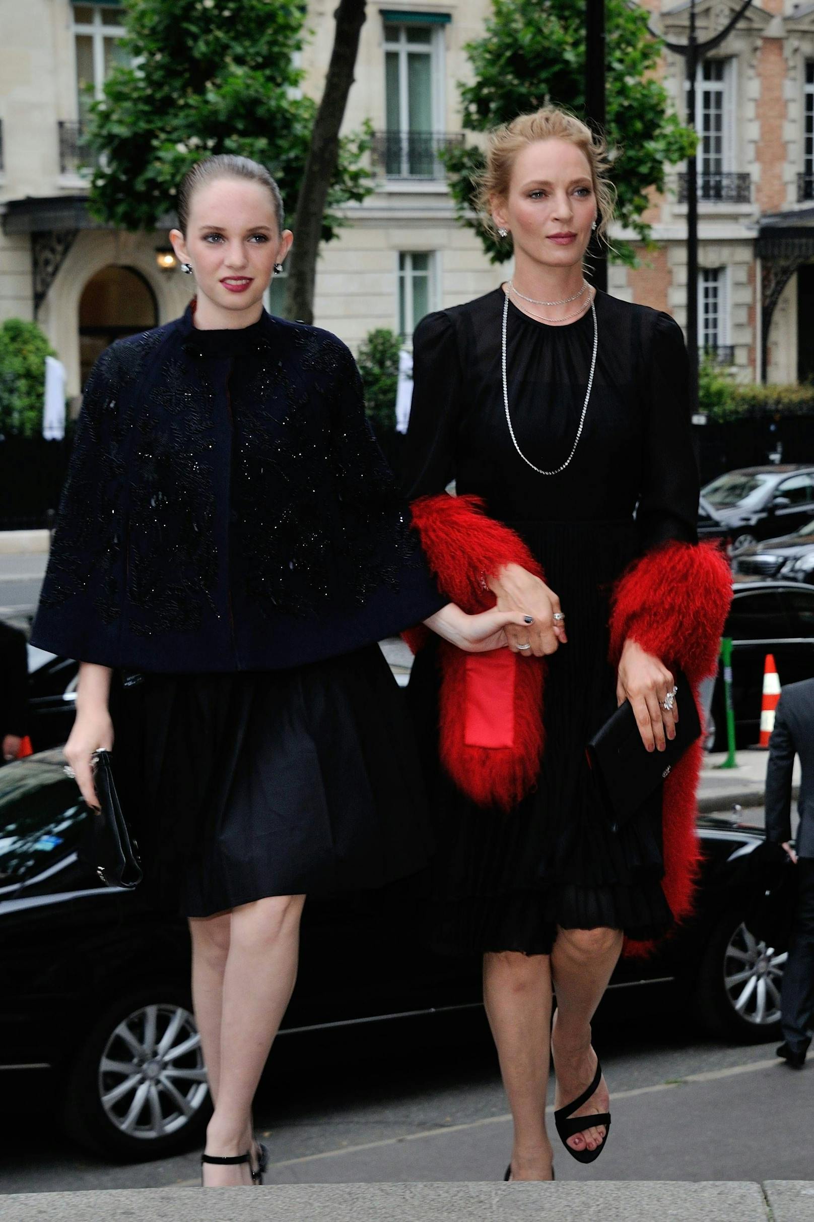 2014 durfte Maya ihre Mutter Uma Thurman zu einer Fashion Show in Paris begleiten.