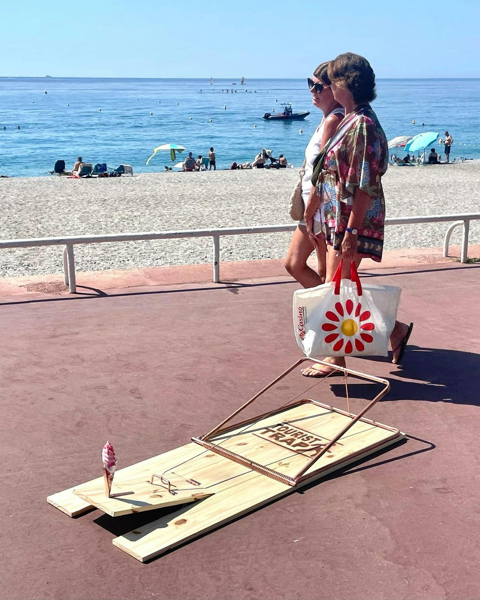 Der französische Künstler Toolate möchte mit seinen "Touristen-Fallen" auf den Massentourismus an der Côte d'Azur und seine Folgen für die Umwelt hinweisen. 