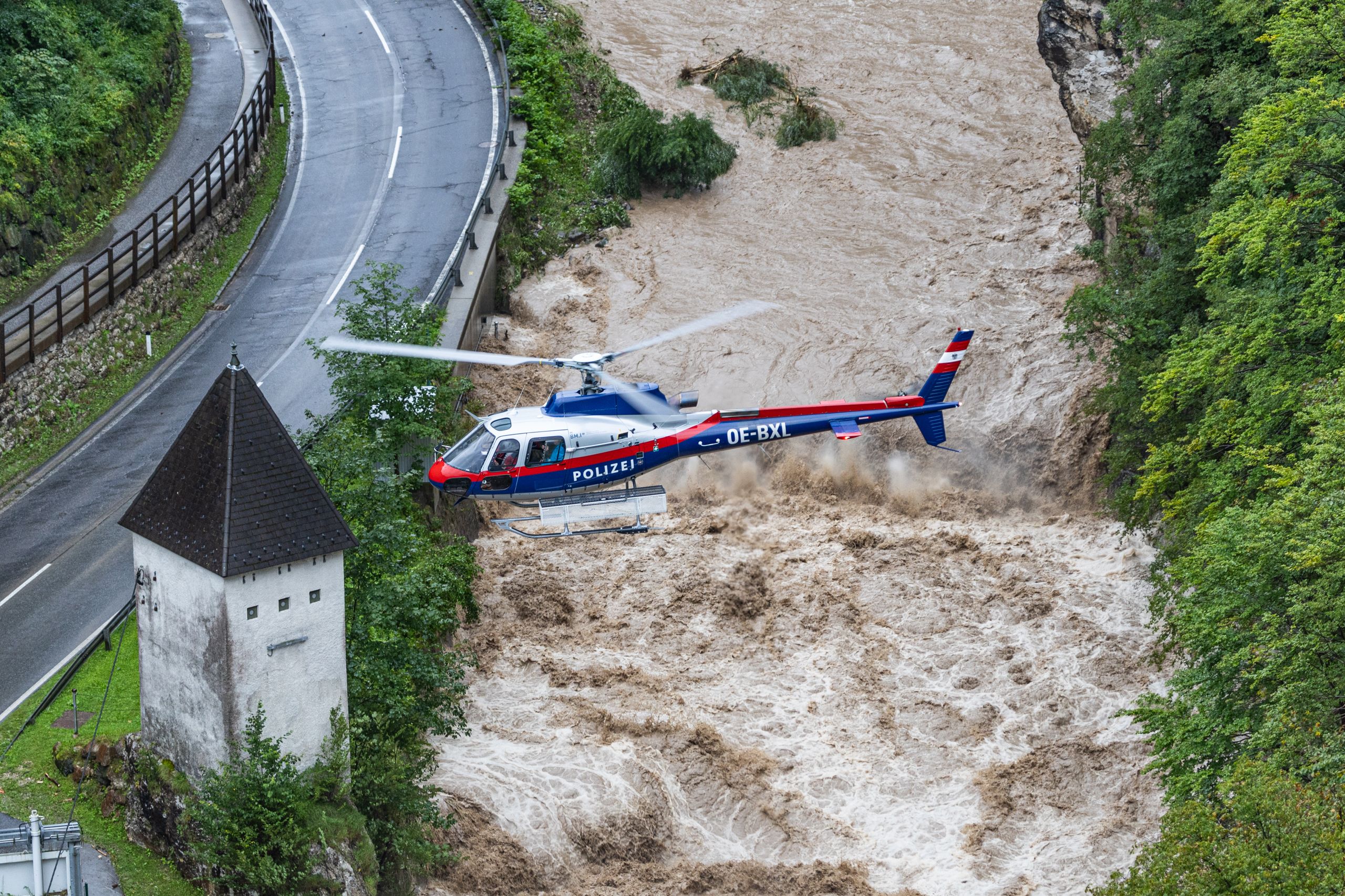 Auch ein Kärntner Polizeihubschrauber beteiligte sich bei der Suche. (Archivbild)