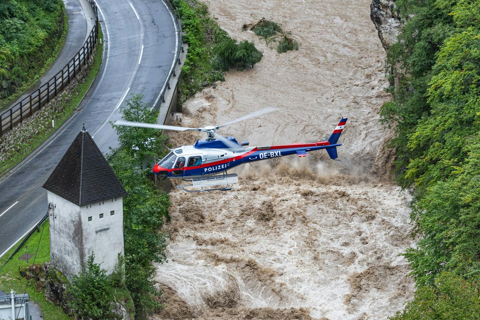 Zur Unterstützung der Einsatzkräfte stehen auch Hubschrauber des Innenministeriums im Einsatz.