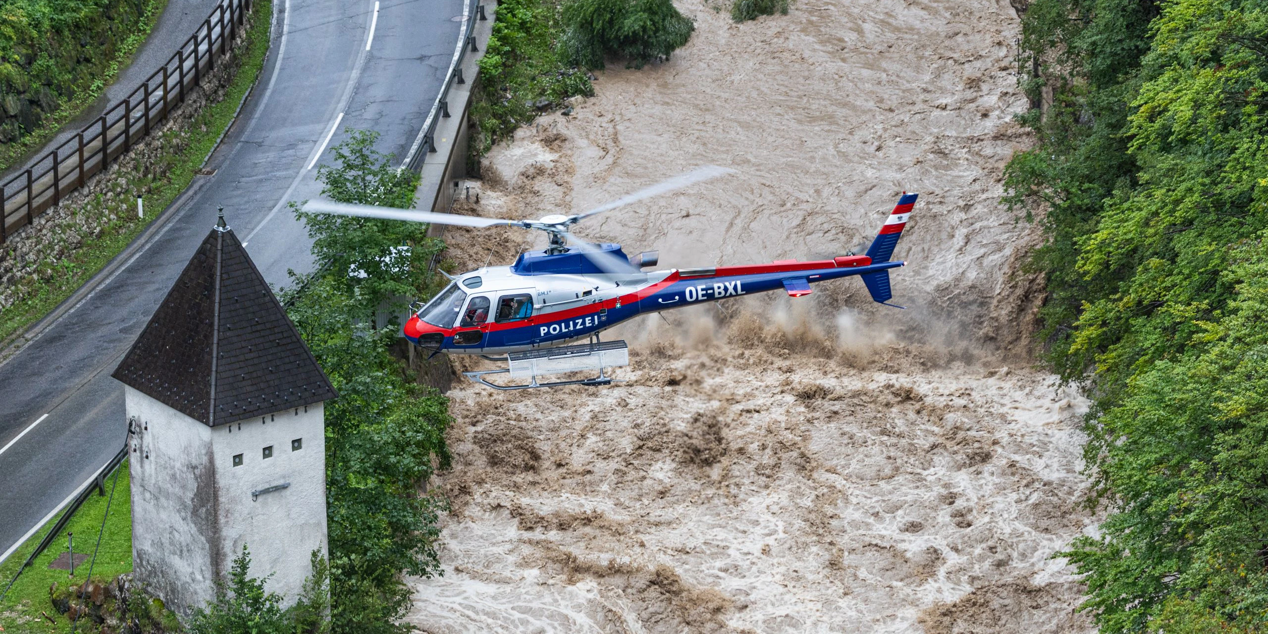 Die beiden Kärntner Hubschrauber der Flugpolizei sind seit 4. August 2023 auf Grund der angespannten Hochwasserlage für die Sicherheit der Kärntner Bevölkerung rund um die Uhr unter extremen Bedingungen im Einsatz. Dabei wurden bisher Abend des 5. August 2023 mehr als 40 Einsätze mit mehr als 22 Flugstunden geflogen.