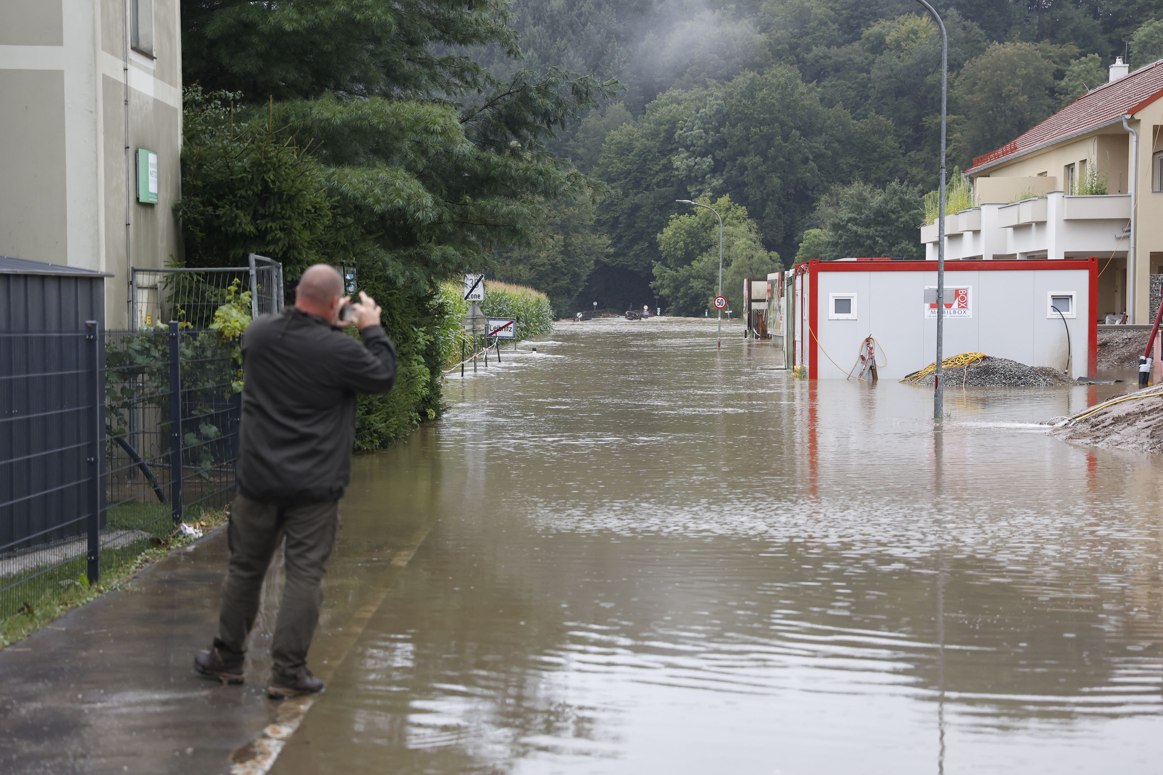 Download von www.picturedesk.com am 05.08.2023 (17:44).  ABD0031_20230805 - BEZIRK LEIBNITZ - ÖSTERREICH: Im Süden Österreichs kommt es aufgrund der anhaltenden Regenfälle am Samstag, 05. August 2023, zu Überflutungen und Hangrutschungen. Im Bild: Überflutete Straßen in Leibnitz. - FOTO: APA/ERWIN SCHERIAU - 20230805_PD1636 - Rechteinfo: Rights Managed (RM)