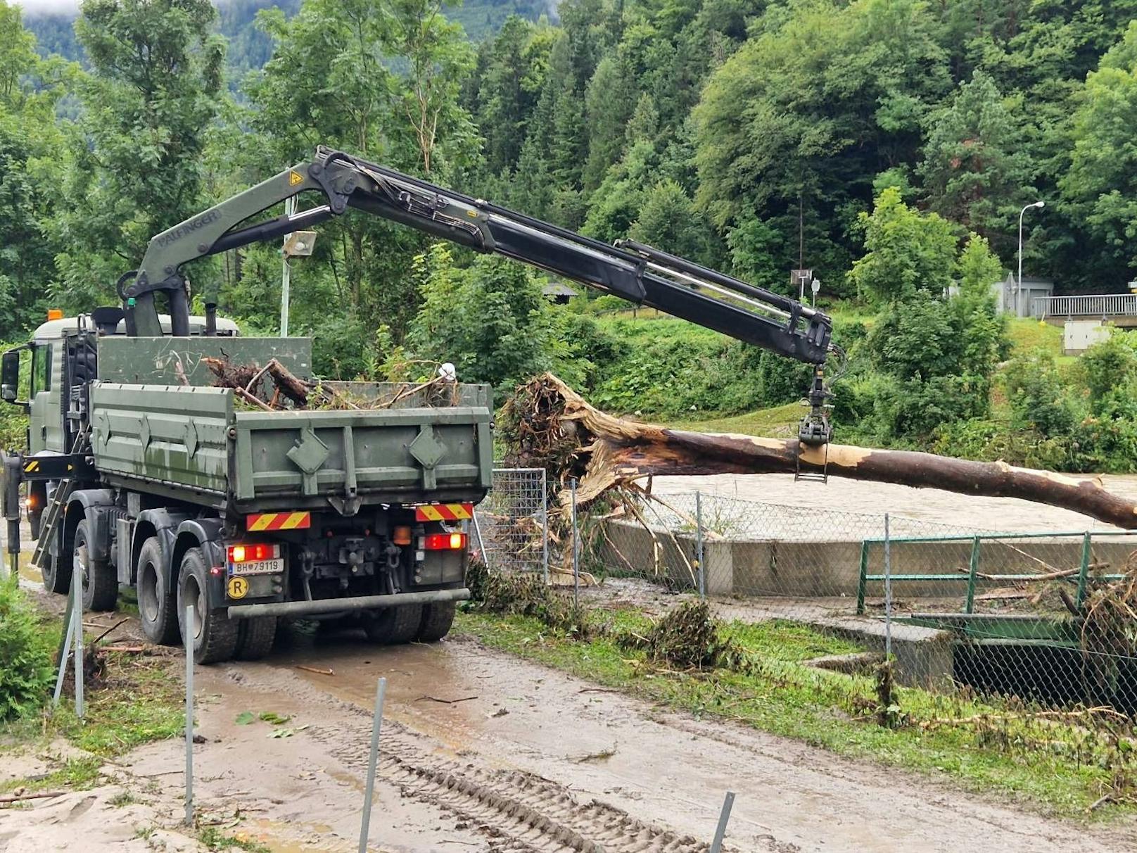 Soldaten mit schwerem Pioniergerät beseitigen Verklausungen.