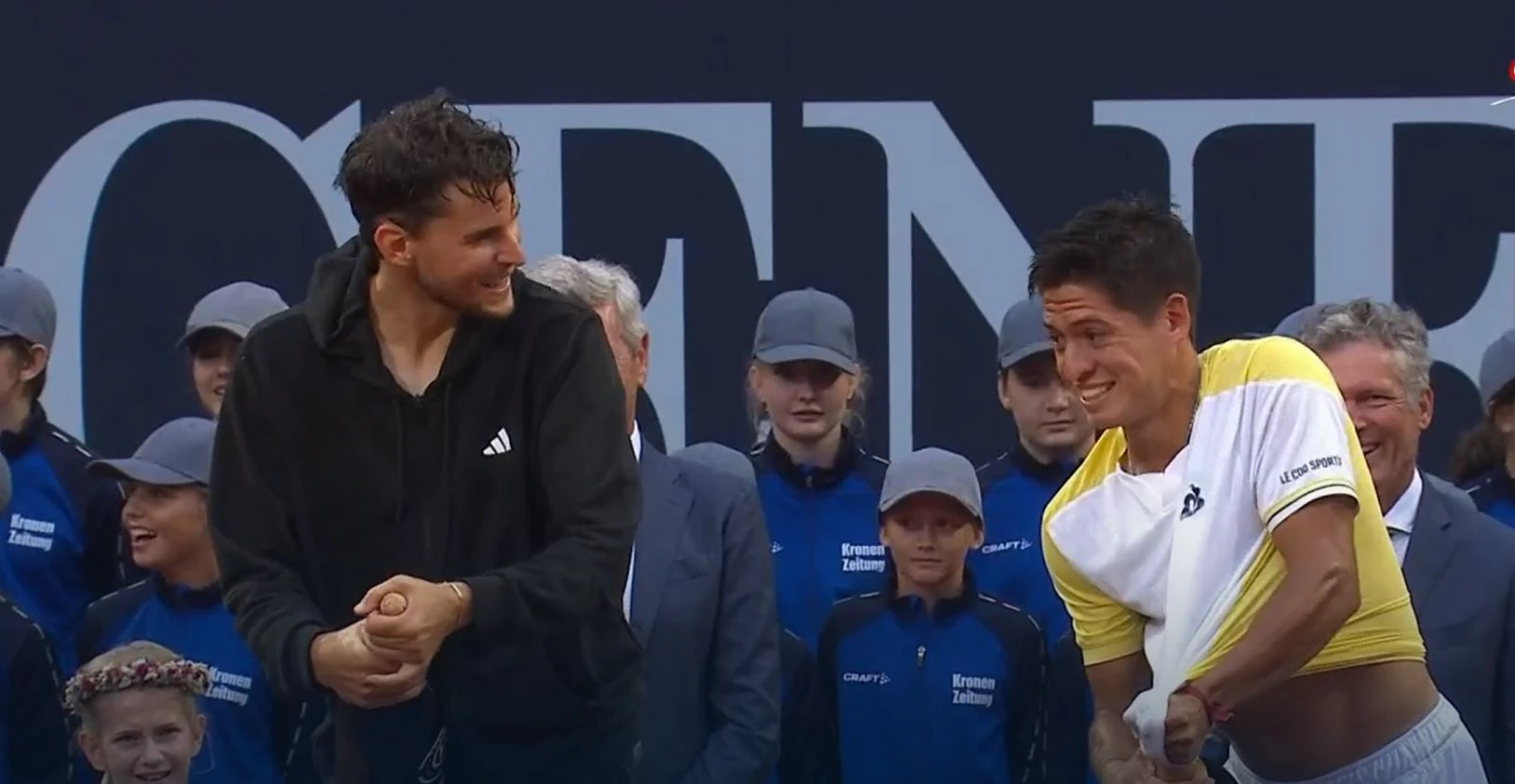 Dominic Thiem und Sebastian Baez hatten große Probleme, den Champagner zu öffnen. 