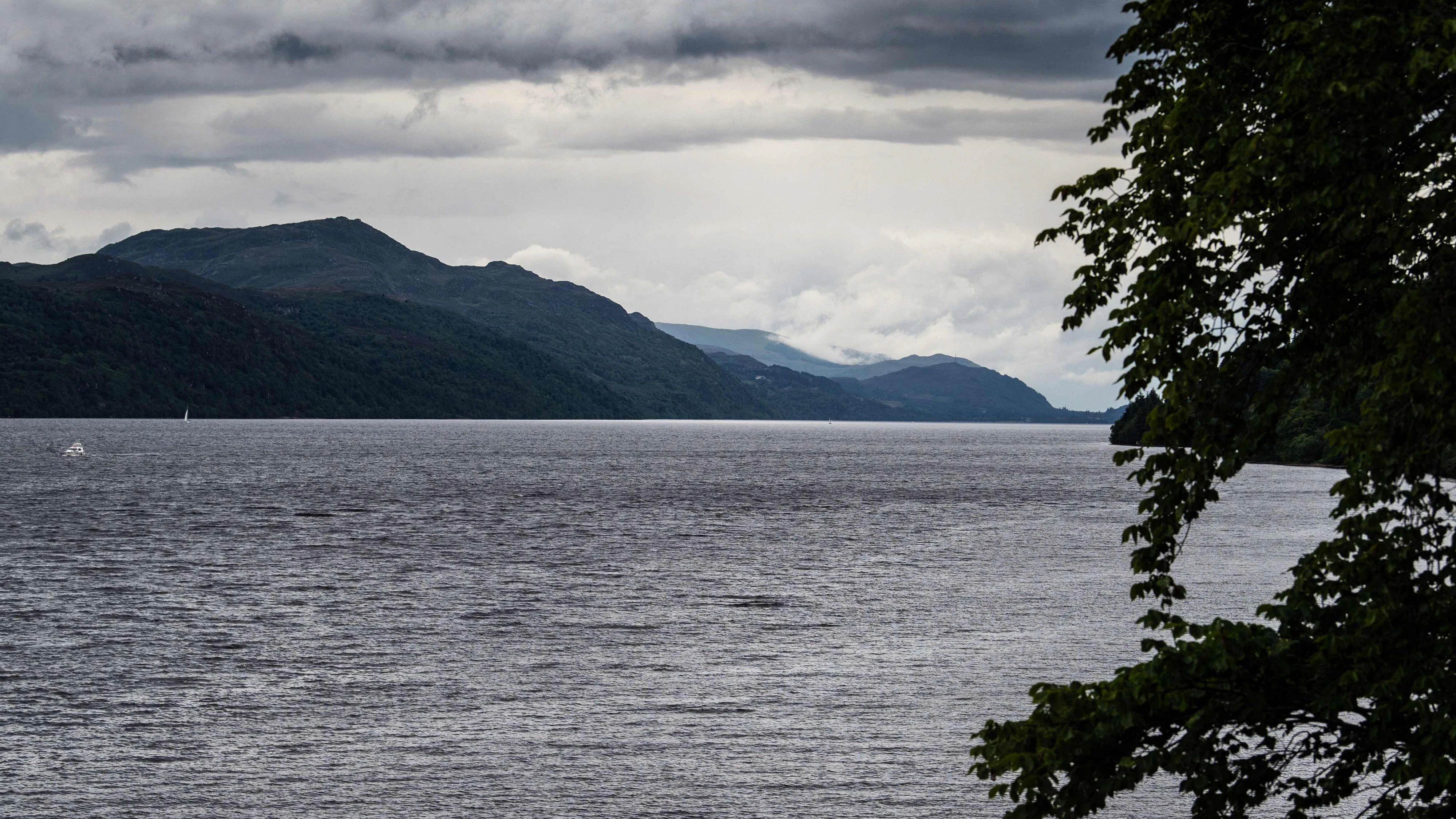 Download von www.picturedesk.com am 05.08.2023 (16:11).  A photograph taken on July 6, 2023 shows Loch Ness, in the Scottish Highlands, which is experiencing lower than average water level. The loch, known around the world for its mythical monster that hides in the darkness of the underwater crevices, has shared its secrets with Mangus but this summer it has painted a picture he has never seen before - the water levels have sunk lower and stayed there longer than any time in his memory. "I have never, ever seen it this low," Gordon Mangus told AFP at the lochs harbour outside the town of Drumnadrochit. (Photo by Andy Buchanan / AFP) - 20230707_PD22924 - Rechteinfo: Rights Managed (RM) Nur fÃ¼r redaktionelle Nutzung! Werbliche Nutzung erfordert Freigabe: bitte schicken Sie uns eine Anfrage.