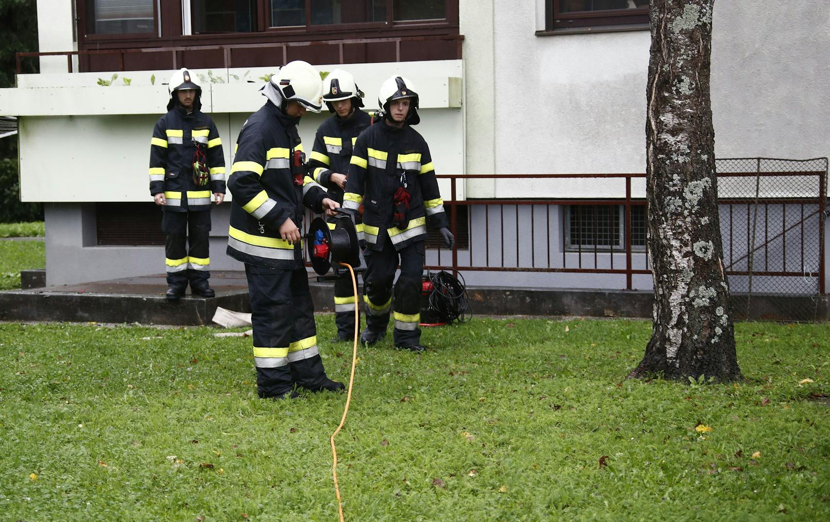 Zahlreiche Feuerwehren stehen nach wie vor im Einsatz.