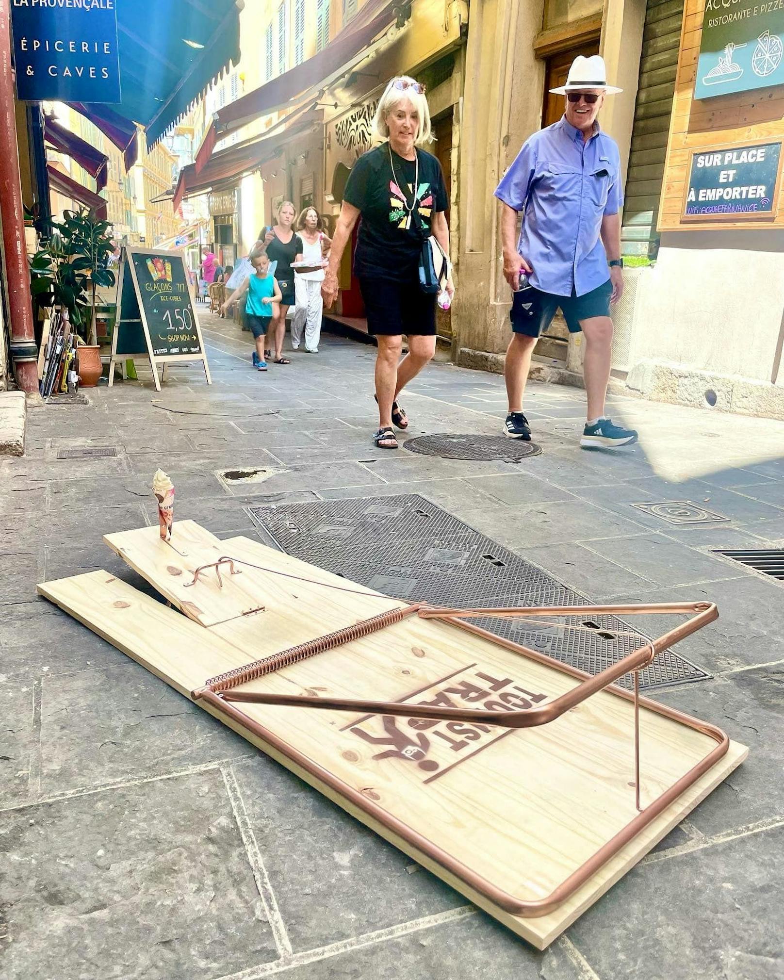 Der französische Künstler Toolate möchte mit seinen "Touristen-Fallen" auf den Massentourismus an der Côte d'Azur und seine Folgen für die Umwelt hinweisen. 